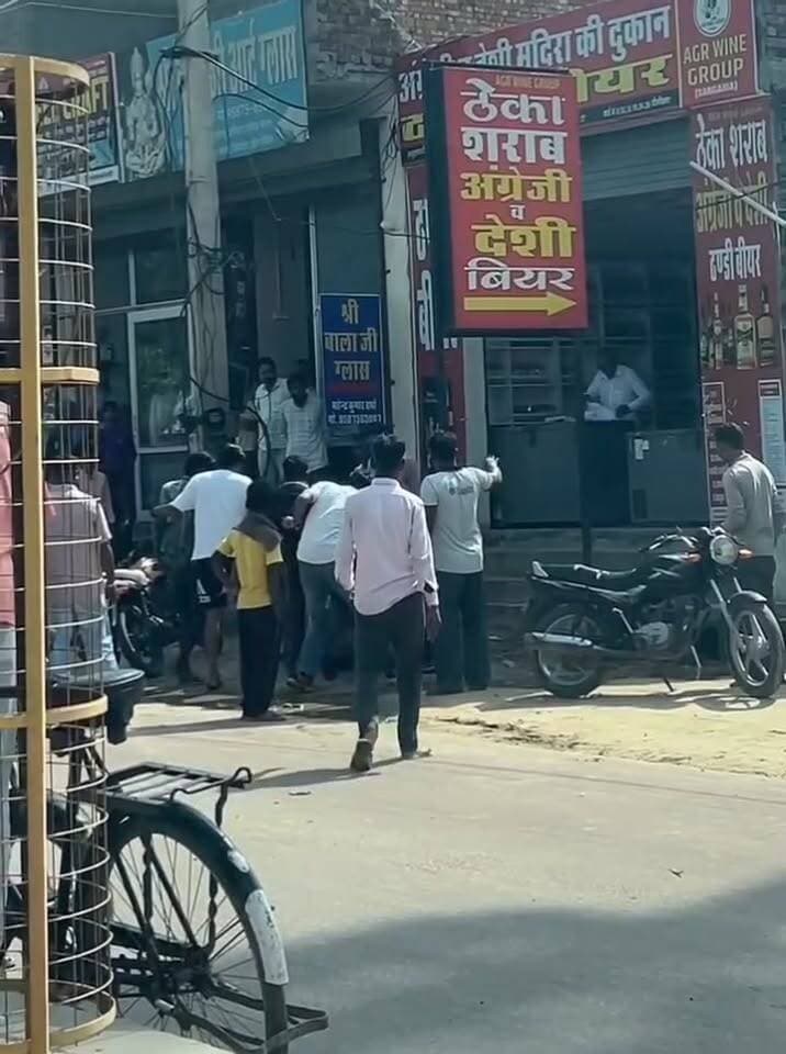 पीलीबंगा में सरेराह गुंडागर्दी: वाल्मीकि चौक स्थित शराब ठेके के बाहर युवक को बेरहमी से पीटा, वीडियो वायरल
* चार से पांच युवकों ने अकेले युवक पर बरसाए लात-घूंसे, जान की भीख मांगता रहा पीड़ित
* शराब ठेके के आसपास असामाजिक तत्वों के जमावड़े से स्थानीय लोगों में गहरा रोष, सख्त कार्रवाई की मांग
#पीलीबंगा #RajasthanNews #Lalbahadurbhakhar #RajasthanPolice
पीलीबंगा। शहर के व्यस्ततम वाल्मीकि चौक स्थित शराब ठेके के बाहर सरेराह दबंगई और मारपीट का सनसनीखेज मामला सामने आया है। यहां चार से पांच युवकों ने मिलकर एक अकेले युवक को घेरकर बेरहमी से पीट दिया। पूरी घटना का वीडियो सोशल मीडिया पर वायरल होने के बाद कस्बे में कानून-व्यवस्था को लेकर तीखी प्रतिक्रियाएं सामने आ रही हैं।
प्रत्यक्षदर्शियों के मुताबिक, वाल्मीकि चौक पर स्थित शराब ठेके के पास युवकों के बीच किसी बात को लेकर कहासुनी शुरू हुई थी। चंद पलों में विवाद इतना बढ़ गया कि हमलावरों ने युवक को घेर लिया और उस पर लात-घूंसों से हमला बोल दिया। प्रत्यक्षदर्शियों ने बताया कि पीड़ित युवक जान बख्शने की गुहार लगाता रहा, लेकिन हमलावरों ने उस पर कोई रहम नहीं दिखाया और दिनदहाड़े बेखौफ होकर मारपीट करते रहे।
घटना का वीडियो सामने आने के बाद स्थानीय नागरिकों और व्यापारियों में भारी आक्रोश व्याप्त है। स्थानीय लोगों का आरोप है कि शराब ठेके के आसपास असामाजिक तत्वों का नियमित जमावड़ा लगा रहता है, जिससे राहगीरों, विशेषकर महिलाओं और बुजुर्गों का निकलना दूभर हो गया है। नागरिकों ने पुलिस प्रशासन से मांग की है कि वायरल वीडियो के आधार पर हमलावरों की तुरंत पहचान कर उनके खिलाफ कड़ी कानूनी कार्रवाई की जाए, ताकि इलाके में शांति व्यवस्था बहाल हो सके।