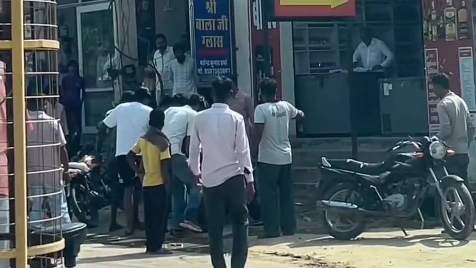 पीलीबंगा में सरेराह गुंडागर्दी: वाल्मीकि चौक स्थित शराब ठेके के बाहर युवक को बेरहमी से पीटा, वीडियो वायरल
* चार से पांच युवकों ने अकेले युवक पर बरसाए लात-घूंसे, जान की भीख मांगता रहा पीड़ित
* शराब ठेके के आसपास असामाजिक तत्वों के जमावड़े से स्थानीय लोगों में गहरा रोष, सख्त कार्रवाई की मांग
#पीलीबंगा #RajasthanNews #Lalbahadurbhakhar #RajasthanPolice
पीलीबंगा। शहर के व्यस्ततम वाल्मीकि चौक स्थित शराब ठेके के बाहर सरेराह दबंगई और मारपीट का सनसनीखेज मामला सामने आया है। यहां चार से पांच युवकों ने मिलकर एक अकेले युवक को घेरकर बेरहमी से पीट दिया। पूरी घटना का वीडियो सोशल मीडिया पर वायरल होने के बाद कस्बे में कानून-व्यवस्था को लेकर तीखी प्रतिक्रियाएं सामने आ रही हैं।
प्रत्यक्षदर्शियों के मुताबिक, वाल्मीकि चौक पर स्थित शराब ठेके के पास युवकों के बीच किसी बात को लेकर कहासुनी शुरू हुई थी। चंद पलों में विवाद इतना बढ़ गया कि हमलावरों ने युवक को घेर लिया और उस पर लात-घूंसों से हमला बोल दिया। प्रत्यक्षदर्शियों ने बताया कि पीड़ित युवक जान बख्शने की गुहार लगाता रहा, लेकिन हमलावरों ने उस पर कोई रहम नहीं दिखाया और दिनदहाड़े बेखौफ होकर मारपीट करते रहे।
घटना का वीडियो सामने आने के बाद स्थानीय नागरिकों और व्यापारियों में भारी आक्रोश व्याप्त है। स्थानीय लोगों का आरोप है कि शराब ठेके के आसपास असामाजिक तत्वों का नियमित जमावड़ा लगा रहता है, जिससे राहगीरों, विशेषकर महिलाओं और बुजुर्गों का निकलना दूभर हो गया है। नागरिकों ने पुलिस प्रशासन से मांग की है कि वायरल वीडियो के आधार पर हमलावरों की तुरंत पहचान कर उनके खिलाफ कड़ी कानूनी कार्रवाई की जाए, ताकि इलाके में शांति व्यवस्था बहाल हो सके।