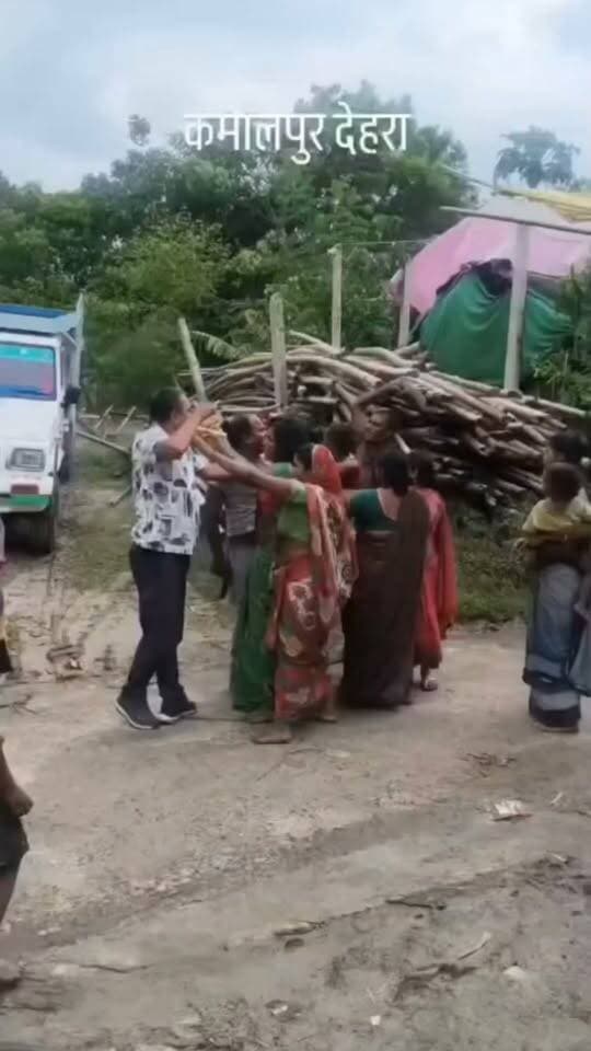 बेगूसराय में शराब पकड़ने गए पुलिस पर लोगों ने कर दिया हमला दरोगा का पिस्तौल छीन रहे थे