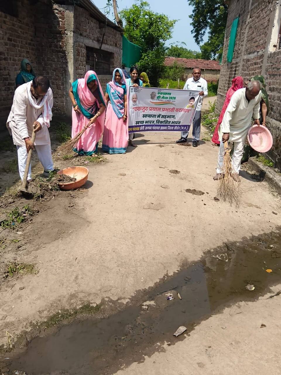 सेवा संकल्प अभियान के तहत अनेक ग्रामों में चला स्वच्छता अभियान
सेवा संकल्प अभियान के तहत सीहोर जिले में सेवा, स्वच्छता और जनभागीदारी से जुड़ी विभिन्न गतिविधियों का आयोजन किया जा रहा है। इसी क्रम में जिले की ग्राम पंचायत खेरी सहित अनेक गावों में स्वच्छता अभियान आयोजित किया गया। अभियान में ग्रामवासियों ने उत्साहपूर्वक सहभागिता करते हुए गांव में साफ-सफाई की।
स्वच्छता अभियान के दौरान खेरी ग्राम के ग्रामीणों ने गांव के सार्वजनिक स्थलों, रास्तों एवं आसपास के क्षेत्रों की सफाई की। इस दौरान लोगों ने श्रमदान करते हुए स्वच्छता के प्रति अपनी जिम्मेदारी का परिचय दिया। अभियान के माध्यम से ग्रामीणों को अपने घर और आसपास के परिसर को स्वच्छ रखने के लिए प्रेरित किया गया।
ग्रामवासियों ने स्वच्छ एवं सुंदर गांव बनाने के लिए निरंतर स्वच्छता गतिविधियों में सहभागिता करने का संकल्प लिया। सेवा संकल्प अभियान के तहत आयोजित इस गतिविधि ने ग्रामीणों में जनभागीदारी और सामूहिक जिम्मेदारी की भावना को मजबूत किया तथा स्वच्छता का संदेश जन-जन तक पहुंचाया।
#डॉ_मोहन_यादव_का_विकसित_MP #सेवा_संकल्प_अभियान_2026 #विकसित_भारत #ModiAt25 #JansamparkMP #CMMadhyaPradesh #MadhyaPradesh #sehore #जनसेवा #सेवा_संकल्प #सेवा_के_25_वर्ष #जनकल्याण #सेवा_ही_संकल्प #आशीर्वाद