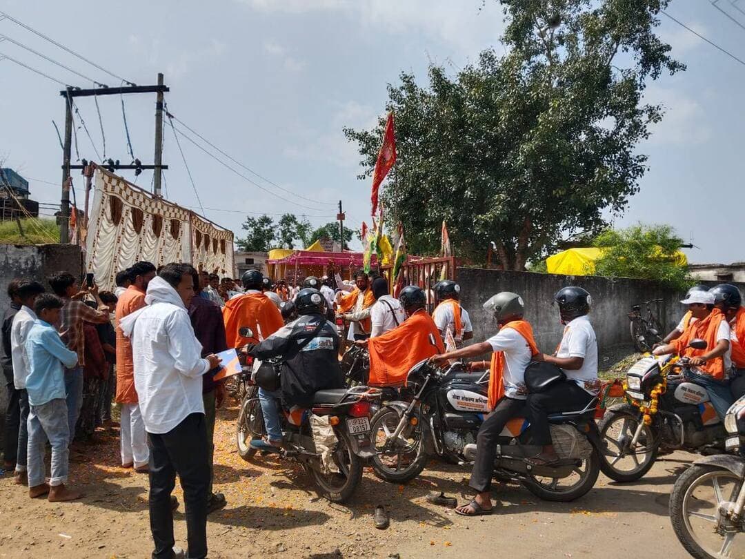 • वडनगर से वाराणसी तक सेवा संकल्प यात्रा का सीहोर जिले में आत्मीय स्वागत
• यात्रा के दौरान सेवा, समर्पण, जनभागीदारी और राष्ट्र निर्माण का संदेश दिया जा रहा है
प्रधानमंत्री श्री नरेन्द्र मोदी के सार्वजनिक जीवन के 25 वर्ष पूर्ण होने के अवसर पर ‘सेवा संकल्प अभियान’ के अंतर्गत वडनगर से वाराणसी तक विशेष बाइक यात्रा निकाली जा रही है। यात्रा के सीहोर जिले में इछावर, लाड़कुई एवं भैरूंदा पहुंचने पर जनप्रतिनिधियों, कार्यकर्ताओं एवं नागरिकों ने उत्साह और आत्मीयता के साथ सेवा यात्रियों का स्वागत किया। यात्रा में बड़ी संख्या में बाइक सवार सेवा यात्री शामिल हैं। विभिन्न स्थानों पर नागरिकों द्वारा पुष्पवर्षा एवं स्वागत कर यात्रियों का उत्साहवर्धन किया गया। यात्रा के माध्यम से सेवा, जनसंवाद और राष्ट्रीय एकता के संदेश को जन-जन तक पहुंचाने का प्रयास किया जा रहा है। इस दौरान विभिन्न गतिविधियों के माध्यम से नागरिकों को सेवा एवं सामाजिक सहभागिता के लिए प्रेरित किया जा रहा है।
वडनगर से प्रारंभ हुई यह यात्रा विभिन्न क्षेत्रों से होते हुए वाराणसी पहुंचेगी। यात्रा के दौरान सेवा, समर्पण, जनभागीदारी और राष्ट्र निर्माण से जुड़े संदेशों को लोगों तक पहुंचाया जा रहा है। सीहोर जिले में यात्रा के पड़ावों पर मिले आत्मीय स्वागत से सेवा यात्रियों में उत्साह नजर आया और बड़ी संख्या में नागरिक यात्रा से जुड़े।
#डॉ_मोहन_यादव_का_विकसित_MP #सेवा_संकल्प_अभियान_2026 #विकसित_भारत #ModiAt25 #JansamparkMP #CMMadhyaPradesh #MadhyaPradesh #sehore #जनसेवा #सेवा_संकल्प #सेवा_के_25_वर्ष #जनकल्याण #सेवा_ही_संकल्प #आशीर्वाद