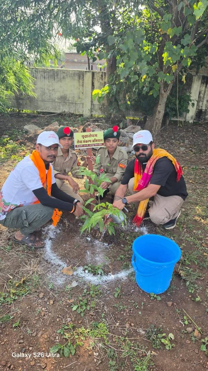 • सेवा संकल्प यात्रा का श्यामपुर में भव्य एवं आत्मीय स्वागत
• जवाहर नवोदय विद्यालय में संवाद कार्यक्रम, वृक्षारोपण कर सेवा और जनभागीदारी का दिया संदेश
प्रधानमंत्री श्री नरेंद्र मोदी के जन्मदिवस के अवसर पर 17 सितंबर से 17 अक्टूबर तक आयोजित किए जा रहे सेवा संकल्प अभियान के अंतर्गत बड़नगर से वाराणसी के लिए निकाली जा रही ‘जल, जन और सेवा संकल्प यात्रा’ का श्यामपुर पहुंचने पर ग्रामीणों, युवाओं एवं विद्यार्थियों द्वारा भव्य और आत्मीय स्वागत किया गया। यात्रा में शामिल यात्रियों का पुष्पवर्षा कर स्वागत किया गया। इस दौरान बड़ी संख्या में युवाओं एवं स्थानीय नागरिकों ने उत्साहपूर्वक सहभागिता कर यात्रा के प्रति अपनी शुभकामनाएं व्यक्त कीं।
जवाहर नवोदय विद्यालय, श्यामपुर में सेवा संकल्प अभियान के तहत संवाद कार्यक्रम आयोजित किया गया। कार्यक्रम में यात्रा के उद्देश्य और सेवा, जनसंवाद तथा जनभागीदारी के संदेश के बारे में जानकारी दी गई। उपस्थित विद्यार्थियों एवं ग्रामीणों को सामाजिक सहभागिता, जनकल्याण और सेवा के कार्यों से जुड़ने के लिए जागरूक किया गया। यात्रा के माध्यम से लोगों को समाजहित में सक्रिय भागीदारी निभाने और सेवा के संकल्प को आगे बढ़ाने का संदेश दिया गया।
कार्यक्रम के दौरान वृक्षारोपण भी किया गया। विद्यार्थियों एवं उपस्थित जनप्रतिनिधियों और नागरिकों ने पौधे रोपकर पर्यावरण संरक्षण का संदेश दिया। ‘जल, जन और सेवा संकल्प यात्रा’ विभिन्न क्षेत्रों से होते हुए वाराणसी की ओर बढ़ रही है। यात्रा के माध्यम से सेवा, सामाजिक सहभागिता, पर्यावरण संरक्षण और जनकल्याण के संकल्पों के प्रति लोगों को जागरूक किया जा रहा है। श्यामपुर में ग्रामीणों और युवाओं की सहभागिता ने यात्रा के स्वागत को उत्साहपूर्ण और आत्मीय बना दिया। कार्यक्रम में एसडीएम श्री तनमय वर्मा, तहसीलदार श्री श्याम नन्दन चंदेले, जनपद सीईओ श्रीमती नमीता बघेल, एडीओपी श्रीमती पूजा शर्मा, सरपंच श्री नवीन ताराचंद चौहान उपस्थित थे ।
#डॉ_मोहन_यादव_का_विकसित_MP #सेवा_संकल्प_अभियान_2026 #विकसित_भारत #ModiAt25 #JansamparkMP #CMMadhyaPradesh #MadhyaPradesh #sehore #जनसेवा #सेवा_संकल्प #सेवा_के_25_वर्ष #जनकल्याण #सेवा_ही_संकल्प #आशीर्वाद