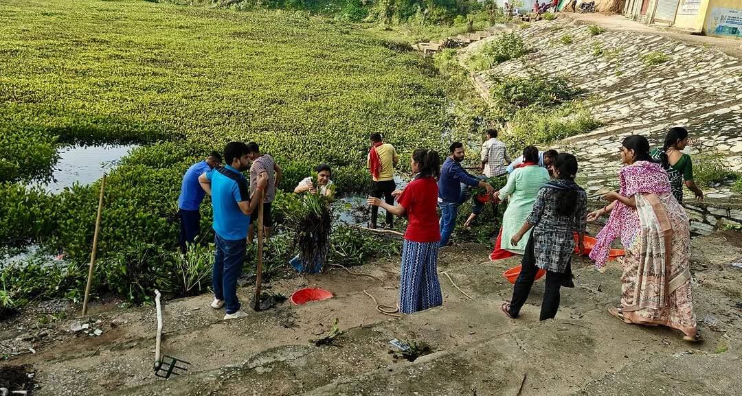 सेवा संकल्प एवं स्वच्छता ही सेवा अभियान के अंतर्गत नगर पालिका परिषद कवर्धा में बावा तालाब सफाई कार्यक्रम आयोजित कर जनप्रतिनिधियों, अधिकारियों, कर्मचारियों एवं नागरिकों ने श्रमदान किया।
सामूहिक सहभागिता से तालाब की स्वच्छता एवं संरक्षण का संदेश देते हुए स्वच्छ एवं सुंदर कवर्धा के संकल्प को साकार किया गया।
#SevaSankalpAbhiyan #SwachhataHiSeva #Shramdaan #SwachhKawardha #Kawardha