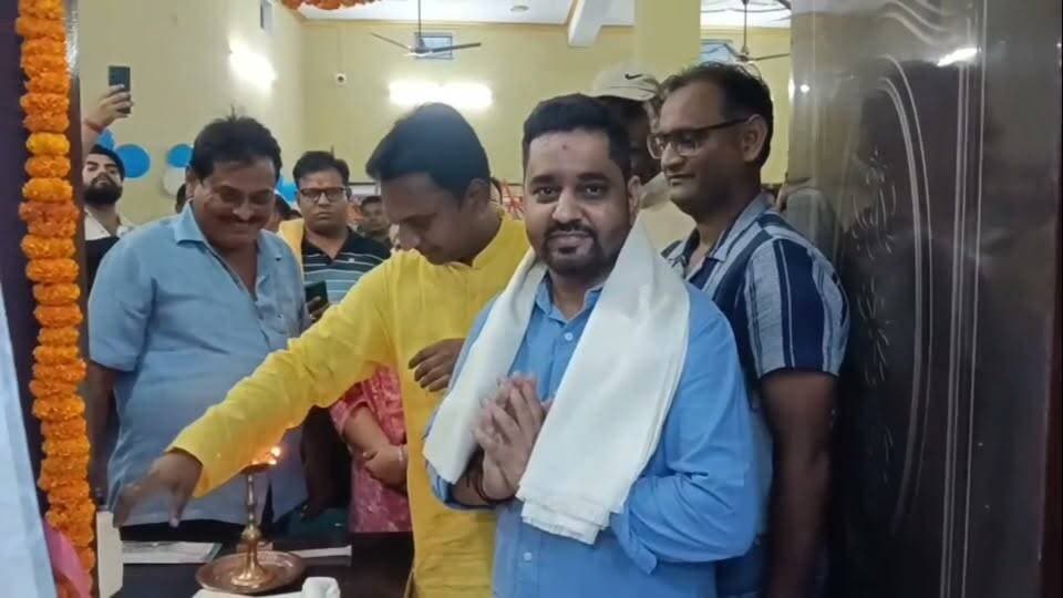 महाराजगंज में आर्य क्लिनिक का उद्घाटन डॉक्टर भानु प्रताप सिंह देंगे सेवा
#newsbigar #electrician #newsbihar #siwan #saran #follower #nonfolowar #bihar #tending #gawtak