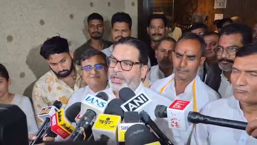 अनुज सिंह पर आरोपों को लेकर प्रशांत किशोर का बयान: FIR या कोर्ट के जरिए मामला सामने आने पर पार्टी उचित कार्रवाई करेगी।
प्रशांत किशोर ने कहा कि MLC-MLA चुनाव में जन सुराज अपने सिद्धांतों से समझौता नहीं करेगा।
चिराग पासवान के बयान पर सरकार को घेरा:
प्रशांत किशोर ने बिहार की राजनीति और सरकार पर निशाना साधते हुए मतदाताओं से अपने वोट के प्रभाव को समझने की अपील की। उन्होंने NDA और RJD को लेकर भी अपनी राजनीतिक टिप्पणी रखी।
चुनाव आयोग की कार्यप्रणाली पर सवाल:
प्रशांत किशोर ने दावा किया कि जन सुराज वर्ष 2021 से वोटर लिस्ट, चुनाव की तारीख, आचार संहिता और चुनाव के दौरान पैसे के इस्तेमाल जैसे मुद्दों पर चुनाव आयोग की कार्यप्रणाली पर सवाल उठाता रहा है। उन्होंने आरोप लगाया कि आयोग के फैसलों का लाभ सत्तारूढ़ दल को मिलता है।
#JanSuraaj #PrashantKishor #AnujSingh #BiharPolitics #BiharElection #MLCElection2026 #ElectionCommission #NDA #RJD #ChiragPaswan #SamratChoudhary #Patna #PoliticalNews #जनसुराज #प्रशांतकिशोर #बिहार_राजनीति #बिहार_चुनाव