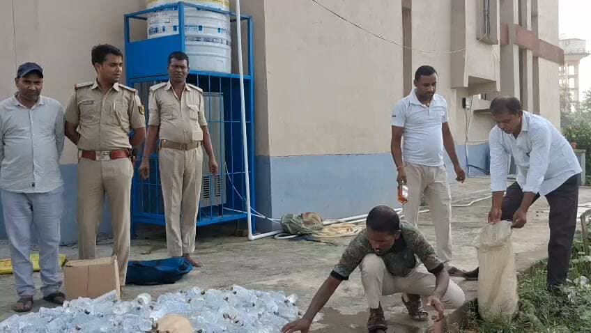 भिट्ठा थाना क्षेत्र में 9 अलग-अलग कांडों में जब्त 310.5 लीटर शराब का विनष्टीकरण
सुरसंड: भिट्ठा थाना अंतर्गत दर्ज 9 अलग-अलग कांडों में जब्त कुल 310.5 लीटर देशी-विदेशी शराब का नियमानुसार विनष्टीकरण किया गया।
शराब विनष्टीकरण की कार्रवाई अंचलाधिकारी सतीश कुमार, सुरसंड की निगरानी में संपन्न हुई। वहीं, इस कार्रवाई का नेतृत्व भिट्ठा थानाध्यक्ष दीपक पटेल ने किया। मौके पर पुलिस पदाधिकारी एवं कर्मी मौजूद रहे।