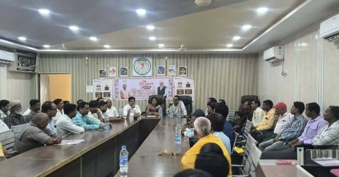 सेवा संकल्प अभियान के तहत खाद्य विभाग ने जैजैपुर में सेवा सेतु कैंप लगाया।
नागरिकों को राशन कार्ड, ई-केवाईसी, आधार सीडिंग, वन नेशन-वन राशन कार्ड एवं खाद्य योजनाओं की जानकारी दी गई। कार्यक्रम में जनप्रतिनिधि, अधिकारी-कर्मचारी एवं आमजन उपस्थित रहे।
#सेवा_संकल्प_अभियान
#saktidist
#sakti