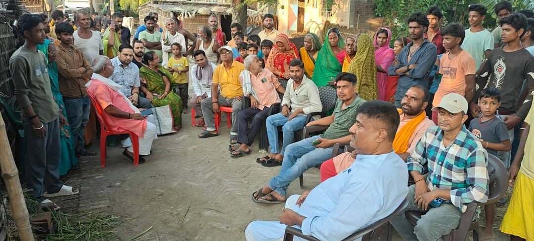 आजादी के बाद भी विकास से कोसों दूर बड़कागांव का टोला बिनवा के ढाह, विधायक ने ली सुधि
कांटी विधायक के सामने ग्रामीणों ने सुनाया अपना दर्द : दो हजार की आबादी आज भी पक्की सड़क, स्कूल, बिजली और रोशनी जैसी मूलभूत सुविधाओं को तरस रही
मड़वन प्रखंड के बड़का गांव स्थित बिनवा के ढाह टोला के ग्रामीण आज भी विकास की बुनियादी सुविधाओं के लिए तरस रहे हैं। करीब दो हजार की आबादी वाले इस टोले तक पहुंचने के लिए मुख्य सड़क से कोई पक्की सड़क नहीं है। ग्रामीणों को पगडंडी और संकरे रास्ते से आवागमन करना पड़ता है। बरसात के दिनों में स्थिति और भी बदतर हो जाती है। कीचड़ और जलजमाव के बीच आवागमन ग्रामीणों के लिए बड़ी चुनौती बन जाता है।
ग्रामीणों की समस्याओं को जानने के लिए सोमवार को स्थानीय विधायक ई. अजीत कुमार टोले में पहुंचे और लोगों से सीधे संवाद कर उनकी परेशानियां सुनीं। ग्रामीणों ने बताया कि टोले में सामाजिक कार्यक्रमों के लिए एक भी भवन नहीं है। बच्चों को पढ़ाई के लिए तीन से चार किलोमीटर दूर स्कूल जाना पड़ता है। बिजली के पोल और तार जर्जर होने के कारण आए दिन बिजली आपूर्ति बाधित रहती है। टोले में सोलर लाइट की भी व्यवस्था नहीं है। ग्रामीणों ने आंगनबाड़ी केंद्र समेत कई अन्य सुविधाओं की मांग विधायक के समक्ष रखी।
विधायक ई. अजीत कुमार ने ग्रामीणों को आश्वस्त किया कि मुख्य सड़क से टोले को जोड़ने के लिए जी. रामजी योजना अथवा विधायक मद से जल्द काम कराया जाएगा। उन्होंने आंगनबाड़ी केंद्र, स्कूल तथा प्रकाश व्यवस्था के लिए संबंधित अधिकारियों से बात कर समस्याओं के शीघ्र समाधान का भरोसा दिलाया।
मौके पर पैक्स अध्यक्ष निरंजन सुमन, रंजीत सिंह, पप्पू गुप्ता, श्रीकांत तिवारी, गुड्डू भगत, विश्वनाथ प्रताप सिंह, मालती देवी, राजू शाही, रमेश महतो, शिवनाथ महतो, अजीत तिवारी, मुन्ना मियां समेत बड़ी संख्या में ग्रामीण मौजूद थे।