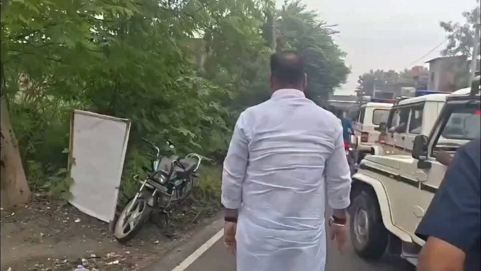 बेगूसराय में मंत्री संजय पासवान ने काफिला रोका एक छात्र सड़क पर घायल मिली उसको हॉस्पिटल भेजो अपनी गाड़ी से