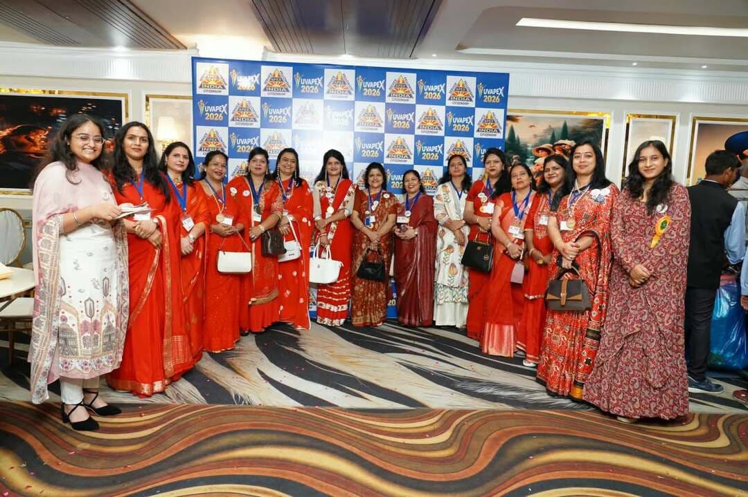 Apex Women's Club Sangaria जिला अधिवेशन में एपेक्स वुमन क्लब संगरिया को मिले 6 सम्मान-
एपेक्स इंडिया का जिला अधिवेशन युवापेक्स डबवाली में हुआ सम्पन्न-
संगरिया की आवाज़।
(संगरिया) एपेक्स इंडिया का 43वां जिला अधिवेशन “युवापेक्स”, युवा क्लब मंडी डबवाली के सानिध्य में आयोजित हुआ। अधिवेशन में एपेक्स वुमन क्लब (रजि.) संगरिया के 13 महिला सदस्यों के प्रतिनिधिमंडल ने सहभागिता की। क्लब ने अपनी उत्कृष्ट गतिविधियों एवं सामाजिक कार्यों के माध्यम से अधिवेशन में विशेष पहचान बनाई तथा विभिन्न श्रेणियों में 6 सम्मान प्राप्त किए।
अधिवेशन के दौरान नेशनल डायरेक्टर डॉ. नीलम सोनी एवं एपेक्स वुमन क्लब संगरिया की अध्यक्ष डॉ. जयश्री शर्मा को उनके उत्कृष्ट कार्यों के लिए राष्ट्रीय अध्यक्ष सुबीर चक्रवर्ती तथा युवा क्लब डबवाली द्वारा सम्मानित किया गया। पूर्व अध्यक्ष किरण गर्ग को जिला गवर्नर विशाल छाबड़ा द्वारा उनके उल्लेखनीय कार्यों के लिए सम्मानित किया गया। वहीं क्लब की पूर्व अध्यक्ष सुंदरी सोनी को सर्वश्रेष्ठ क्लब अध्यक्ष, अवि बाघला को सर्वश्रेष्ठ पब्लिक स्पीकर के सम्मान से नवाजा गया। पहली बार अधिवेशन में शामिल होने वाले सदस्यों के लिए आयोजित लकी ड्रा में क्लब की स्वाति गुप्ता विजेता रहीं।
इससे पूर्व क्लब के सभी 13 सदस्यों द्वारा प्रार्थना गाकर कार्यक्रम का शुभारंभ किया गया।
क्लब अध्यक्ष डॉ. जयश्री शर्मा ने बताया कि जिला अधिवेशन में विभिन्न राज्यों के 25 क्लबों से लगभग 200 सदस्यों ने भाग लिया। सभी क्लबों द्वारा वर्षभर की गतिविधियों की वार्षिक रिपोर्ट प्रस्तुत की गई।
संगरिया क्लब की ओर से डॉ. जयश्री शर्मा ने क्लब की वार्षिक गतिविधियों एवं उपलब्धियों की रिपोर्ट प्रस्तुत की, जिसे उपस्थित सदस्यों एवं पदाधिकारियों द्वारा खूब सराहा गया।
अधिवेशन के दौरान एपेक्स इंडिया की नेशनल डायरेक्टर डॉ. नीलम सोनी को डॉक्टरेट की उपाधि पूर्ण करने पर एपेक्स इंडिया परिवार की ओर से हार्दिक बधाई एवं शुभकामनाएं दी गईं तथा साथ ही उनकी इस उपलब्धि तथा जन्मदिन के शुभ अवसर पर प्रसन्नता व्यक्त करते हुए एपेक्स परिवार संगरिया द्वारा केक काटकर उनका अभिनंदन किया गया।
कार्यक्रम में राष्ट्रीय अध्यक्ष सुबीर चक्रवर्ती, जिला गवर्नर विशाल छाबड़ा, राष्ट्रीय उपाध्यक्ष राजेंद्र वैद, नेशनल डायरेक्टर डॉ. नीलम सोनी एवं नेशनल ऑब्जर्वर संदीप शाह मंचासीन रहे।
अधिवेशन में संगरिया एपेक्स वुमन क्लब की ओर से डॉ. नीलम सोनी, डॉ. जयश्री शर्मा, मोना जैन, किरण गर्ग, सुंदरी सोनी, ममता गर्ग, स्वाति गुप्ता, अवि बाघला, नविता गर्ग, रचना यादव, रितु सोनी, नीरू गोस्वामी, सिमरन ग्रोवर, निशा गोयल एवं प्रशांत गोयल आदि उपस्थित रहे।
क्लब की इस उपलब्धि पर सदस्यों एवं शहरवासियों ने प्रसन्नता व्यक्त करते हुए सभी सम्मानित सदस्यों को बधाई दी।
संगरिया की आवाज़
