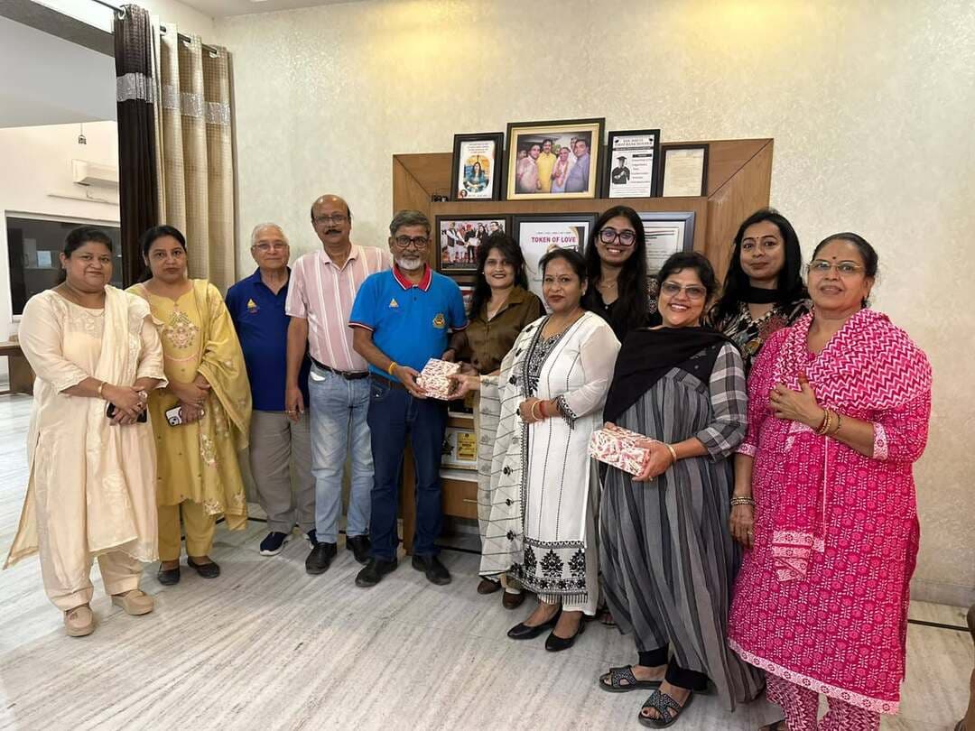 Apex Women's Club Sangaria एपेक्स क्लब इंडिया के राष्ट्रीय पदाधिकारियों का संगरिया प्रवास-
संगरिया की आवाज़।
एपेक्स वुमन क्लब सदस्यों ने किया भव्य स्वागत-
(संगरिया) एपेक्स क्लब इंडिया के राष्ट्रीय अध्यक्ष एपेक्सन सुबीर चक्रवर्ती (कोलकाता), डिस्ट्रिक्ट-3 के जिला गवर्नर एपेक्सन संदीप शाह (पटना), लाइफ गवर्नर एपेक्सन सुभाष भोला (गुड़गांव) एवं एपेक्सन सोहली चक्रवर्ती (कोलकाता) का संगरिया प्रवास रहा। इस दौरान एपेक्स वुमन क्लब (रजि.) संगरिया की सदस्यों द्वारा राष्ट्रीय पदाधिकारियों का उत्साहपूर्वक स्वागत एवं अभिनंदन किया गया।
आर.सी. कॉलोनी स्थित नेशनल डायरेक्टर एपेक्सन डॉ. Neelam Soni नीलम सोनी के आवास पर आयोजित स्वागत समारोह में नेशनल डायरेक्टर डॉ नीलम सोनी, एपेक्स वुमन क्लब संगरिया की अध्यक्ष डॉ. जयश्री शर्मा, सचिव मोना जैन, किरण गर्ग, ममता गर्ग, नीतू गर्ग, नीशू गर्ग एवं निर्मला सोनी सहित क्लब सदस्यों ने उपहार भेंट कर अतिथियों का अभिनंदन किया। इस अवसर पर अतिथियों द्वारा पौधारोपण कर पर्यावरण संरक्षण एवं हरित भविष्य का संदेश भी दिया गया। क्लब अध्यक्ष डॉ.जय श्री ने राष्ट्रीय पदाधिकारियों के संगरिया आगमन को क्लब एवं सदस्यों के लिए गौरव का अवसर बताते हुए एपेक्स वुमन क्लब द्वारा संचालित विभिन्न सामाजिक, सेवा एवं जनकल्याणकारी गतिविधियों की जानकारी दी।
राष्ट्रीय अध्यक्ष एपेक्सन सुबीर चक्रवर्ती ने कहा कि एपेक्स क्लब एक स्वैच्छिक, गैर-राजनीतिक एवं गैर-सांप्रदायिक सेवा संगठन है, जो विश्व के आठ देशों में अपनी शाखाओं के माध्यम से सामुदायिक कल्याण से जुड़ी विभिन्न परियोजनाओं के साथ-साथ सदस्यों को व्यक्तिगत विकास के अवसर प्रदान कर रहा है।
लाइफ गवर्नर सुभाष भोला ने एपेक्स वुमन क्लब संगरिया के सेवा कार्यों की सराहना करते हुए कहा कि संगरिया क्लब द्वारा किए जा रहे अनूठे एवं सेवाभावी कार्यों की गूंज पूरे देश में सुनाई देती है। उन्होंने क्लब की सक्रियता एवं सामाजिक सरोकारों को सराहा।
प्रवास के दौरान जीसीएस एग्रो इंटरप्राइजेज पर पूर्व जिला गवर्नर प्रशांत मुंडेवाला तथा आर.सी. ज्वैलर्स पर पूर्व अध्यक्ष जय सोनी द्वारा भी राष्ट्रीय पदाधिकारियों का अभिनंदन किया गया।
राष्ट्रीय पदाधिकारियों के संगरिया आगमन से एपेक्स वुमन क्लब के सदस्यों में उत्साह का वातावरण रहा तथा सेवा, संगठन एवं सामाजिक सरोकारों को और अधिक प्रभावी बनाने का संदेश मिला।
संगरिया की आवाज़
