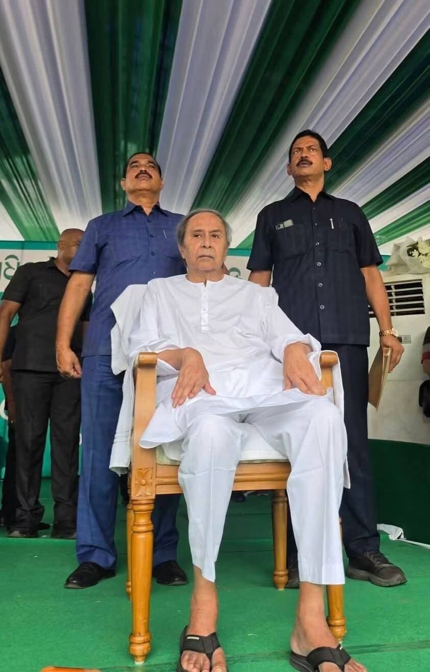 ଲୋୟର ପିଏମଜିରେ ବିଜେଡିର ଜୋରଦାର ଶକ୍ତି ପ୍ରଦର୍ଶନ । MMDR ସଂଶୋଧନ ଆଇନ ବିରୋଧରେ ବିଜେଡିର ବିଶାଳ ବିକ୍ଷୋଭ । ଧାରଣାସ୍ଥଳରେ ପହଞ୍ଚିଲେ ବିରୋଧୀ ଦଳ ନେତା ନବୀନ ପଟ୍ଟନାୟକ । ଆନ୍ଦୋଳନରେ ସାମିଲ ହେଲେ ହଜାର ହଜାର ବିଜେଡି କର୍ମୀ । MMDR ଆଇନ ସଂଶୋଧନକୁ ନେଇ ଓଡ଼ିଶାର ଅଧିକାର ଓ ସ୍ୱାର୍ଥ ପ୍ରସଙ୍ଗ ଉଠାଇଲା ବିଜେଡି । ମାତୃଭୂମି ପ୍ରତି ବିଜେପି ନେତା ଅନ୍ୟାୟ କରିଥିବା ଅଭିଯୋଗ ଆଣିଲେ ସୁଜାତା ରାଉତ । MMDR ଆଇନ ବିରୋଧରେ ନବୀନ ପଟ୍ଟନାୟକଙ୍କ ତୀବ୍ର ପ୍ରତିବାଦ । ଓଡ଼ିଶାର ଅଧିକାର ପାଇଁ ଶେଷ ନିଶ୍ୱାସ ଯାଏଁ ଲଢ଼ିବି ବୋଲି କହିଲେ ନବୀନ । ଓଡ଼ିଶାର ଖଣି ଓ ଜମି ଉପରେ ଓଡ଼ିଶାବାସୀଙ୍କ ଅଧିକାର ପ୍ରସଙ୍ଗରେ ଆନ୍ଦୋଳନ ଜାରି ରଖିବାକୁ ଆହ୍ୱାନ ।
#BJD #NaveenPatnaik #MMDRAct #MMDRAmendment #BJDProtest #LowerPMG #Bhubaneswar
