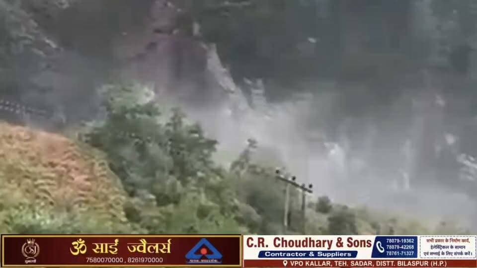जिला के रोहड़ू के छोहरा विकास खंड के जंगलिख गांव के समीप सोमवार को भारी भूस्खलन होने से बड़ी मात्रा में मलबा सुंदरू खड्ड में जा गिरा। भूस्खलन के कारण जंगलिख गांव को जाने वाला पैदल रास्ता भी अवरुद्ध हो गया है।