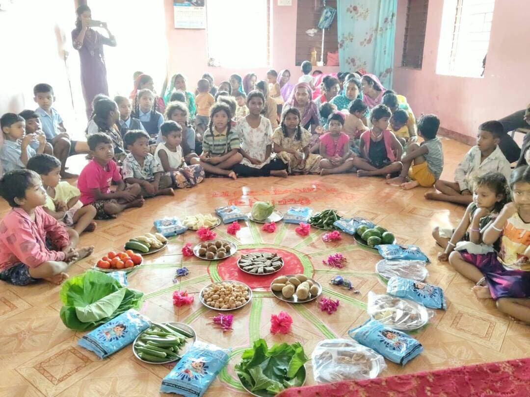 सेवा संकल्प अभियान के तहत ग्राम चिचपोल में आयोजित हुआ आंगन मिलन सेवा कार्यक्रम।
बच्चों के पोषण, स्वास्थ्य और समुचित विकास को प्राथमिकता देते हुए आंगनबाड़ी केंद्र पर विभिन्न गतिविधियों के माध्यम से जनजागरूकता और सेवा का संदेश दिया गया।
#सेवा_संकल्प_अभियान
#SevaSankalpAbhiyan
#ViksitChhattisgarh
#AanganMilanSeva
#SevaSankalpBB