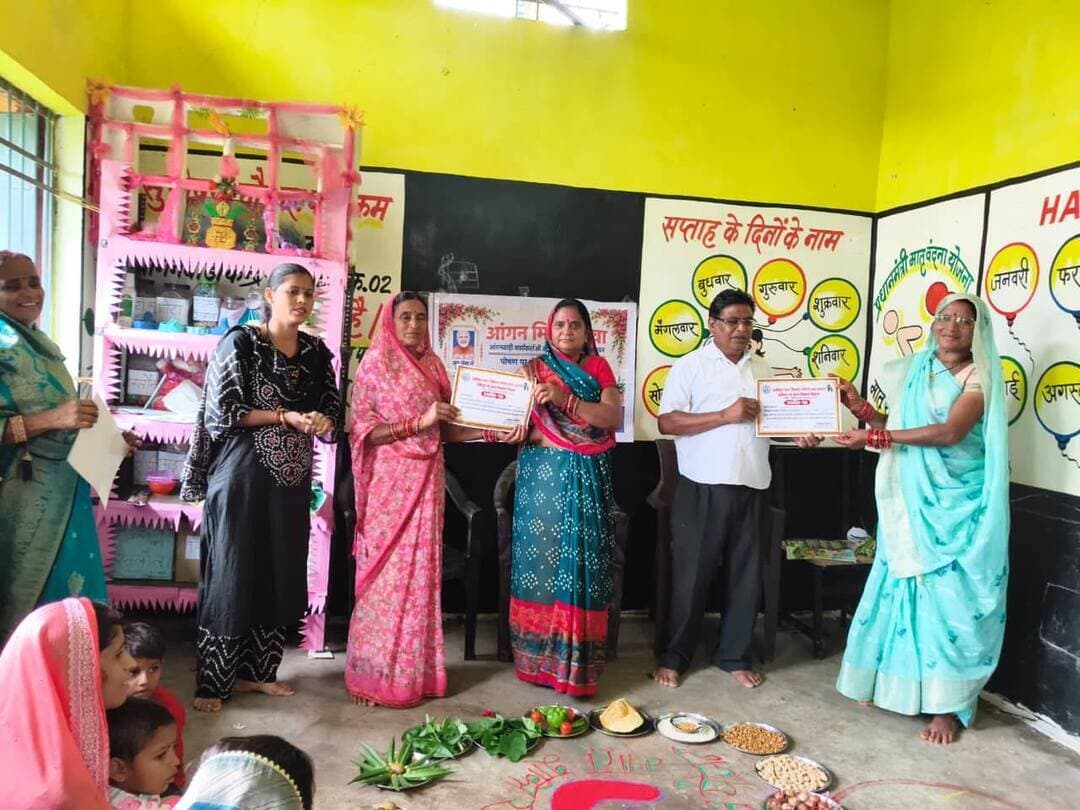 सेवा संकल्प अभियान के तहत आंगन मिलन सेवा कार्यक्रम से जुड़ रहा हर आंगन।
बलौदाबाजार-भाटापारा जिले के पलारी ब्लॉक के ग्राम पठारीडीह में आयोजित कार्यक्रम में बच्चों के पोषण, स्वास्थ्य, देखभाल एवं जागरूकता को लेकर विभिन्न गतिविधियां आयोजित की गईं।
#सेवा_संकल्प_अभियान
#SevaSankalpAbhiyan
#ViksitChhattisgarh
#AanganMilanSeva
#SevaSankalpBB