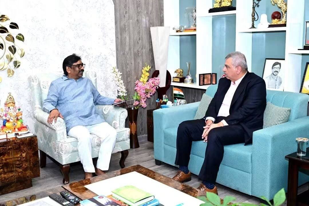 झारखंड में निवेश को लेकर CM हेमंत सोरेन की RMZ इंफ्रास्ट्रक्चर के प्रतिनिधि से मुलाकात
रांची। मुख्यमंत्री हेमंत सोरेन ने मंगलवार को रांची में RMZ इंफ्रास्ट्रक्चर के प्रतिनिधि श्री दीपक चहबारिया से मुलाकात की। इस दौरान झारखंड में निवेश की संभावनाओं और नए क्षेत्रों में औद्योगिक विकास को लेकर चर्चा हुई।
मुख्यमंत्री ने बताया कि बैठक में खास तौर पर ग्लोबल कैपेबिलिटी सेंटर (GCC) स्थापित करने और भविष्य की तकनीकों से जुड़े क्षेत्रों में झारखंड की क्षमता बढ़ाने पर विचार-विमर्श किया गया।
चर्चा में आईटी, आर्टिफिशियल इंटेलिजेंस (AI), सेमीकंडक्टर, परमाणु ऊर्जा और उन्नत विनिर्माण जैसे क्षेत्रों में निवेश की संभावनाओं पर भी बात हुई।
मुख्यमंत्री हेमंत सोरेन ने कहा कि इन चर्चाओं को आगे बढ़ाने का प्रयास किया जाएगा। उनका कहना है कि राज्य में नए निवेश से झारखंड के युवाओं के लिए रोजगार के अवसर पैदा करने में मदद मिलेगी।
उन्होंने कहा कि झारखंड के युवाओं को भविष्य की तकनीकों से जोड़ते हुए राज्य को भारत की विकास यात्रा में महत्वपूर्ण भूमिका निभाने के लिए तैयार करना सरकार की प्राथमिकताओं में शामिल है।
#HemantSoren #Jharkhand #RanchiNews #InvestmentInJharkhand #RMZInfrastructure #GCC #AI #Semiconductor #IT #AdvancedManufacturing #JharkhandNews #Ranchi #LoktantraBharat