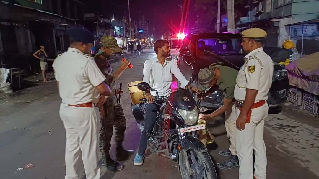 रविवार की देर रात बाजपट्टी थाना अध्यक्ष जितेंद्र कुमार की अगवाई में वाहन चेकिंग अभियान चलाया गया इस दौरान रात में हो रहे तस्करी एवं सामाजिक तत्वों से अपने क्षेत्र की सुरक्षा के लिए यह वाहन चेकिंग अभियान चलाया गया
