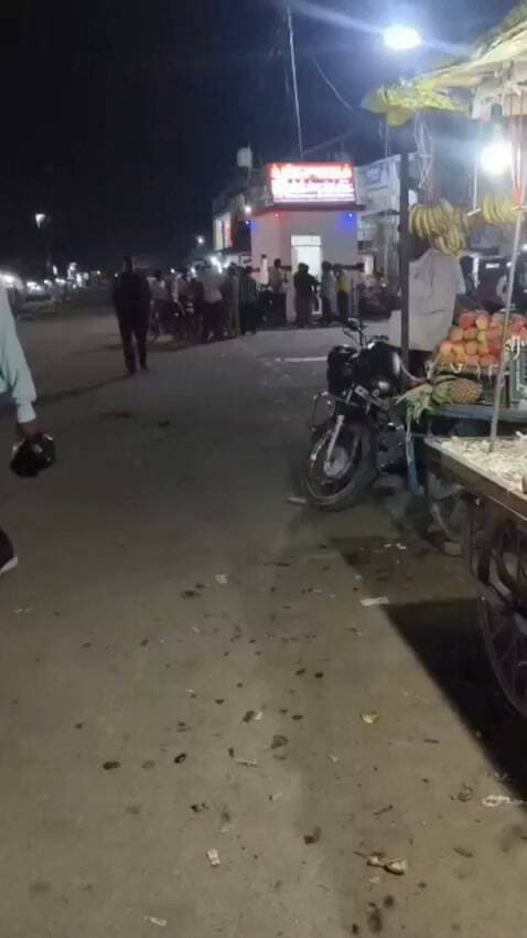मेजा रोड में पुलिस बूथ के सामने छिनैती, पुलिस की कार्यशैली पर उठे सवाल
मेजा, प्रयागराज। कमिश्नरेट के यमुनानगर जोन अंतर्गत मेजा रोड बाजार में पुलिस सहायता बूथ के ठीक सामने छिनैती की वारदात हो गई। दिनदहाड़े हुई इस घटना ने पुलिस की सुरक्षा व्यवस्था पर सवाल खड़े कर दिए हैं।
स्थानीय लोगों का कहना है कि यह महज चोरी नहीं, बल्कि पुलिस के लिए बड़ी चुनौती है। जब पुलिस बूथ के सामने ही अपराध हो रहा है तो आम जनता खुद को कैसे सुरक्षित महसूस करे।
लोगों में मेजा रोड चौकी प्रभारी की कार्यशैली को लेकर भी नाराजगी है। व्यापारियों ने कहा कि बाजार में पुलिस गश्त न होने से अपराधियों के हौसले बुलंद हैं।
पुलिस प्रशासन से जल्द कार्रवाई और बाजार में सुरक्षा बढ़ाने की मांग की गई है।
#mejanews #mejapolice #prayagrajnews