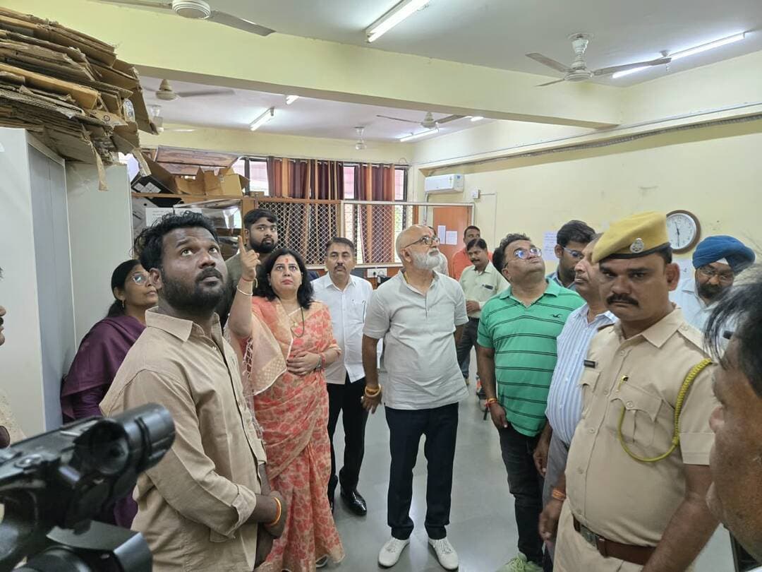 समय पर आयें अधिकारी–कर्मचारी, कार्यालय में आने पर मिले सकारात्मक माहौल
महापौर–उपमहापौर ने किया निगम कार्यालय का निरीक्षण
कोटा। नगर निगम की नवनिर्वाचित महापौर अनुसूइया गोस्वामी और उपमहापौर विवेक राजवंशी ने निर्वाचन के बाद सोमवार को अपने पहले कार्य दिवस पर नगर निगम कार्यालय का निरीक्षण किया। उन्होंने निगम भवन के सभी कक्षों का जायजा लेते हुए कहा कि
अधिकारी और कर्मचारी समय पर ऑफिस आए और कार्यालय में सकारात्मक और व्यवस्थित माहौल दिखाई दे।
महापौर गोस्वामी ने कहा कि कार्यालय में आने वाले आमजन को बेहतर वातावरण मिलना चाहिए। सभी अधिकारी-कर्मचारी सुबह 9:30 बजे कार्यालय में उपस्थित हों और पूरे कार्यालय समय में मौजूद रहकर आमजन की समस्याएं सुनें तथा उनके निराकरण को प्राथमिकता दें। उन्होंने कार्यालय को साफ-सुथरा और व्यवस्थित रखने पर भी विशेष जोर दिया।
कार्यालय से शुरू हो स्वच्छता की शुरुआत
निरीक्षण के दौरान महापौर ने कार्यालय की सफाई व्यवस्था को लेकर कहा कि शहर को स्वच्छ बनाने की शुरुआत नगर निगम कार्यालय से ही होनी चाहिए। उन्होंने विभिन्न स्थानों पर पड़े अनुपयोगी सामान को हटाने और उपयोगी सामग्री को व्यवस्थित ढंग से रखने के निर्देश दिए। जहां दीवारों की मरम्मत अथवा अन्य आवश्यक कार्य की जरूरत है, वहां तत्काल कार्रवाई करने को कहा।
उन्होंने कार्यालय में बंद पड़ी लाइटों को चालू करवाने के निर्देश भी दिए। विभिन्न स्थानों पर पड़े सूखे गमलों को हटाकर वहां व्यवस्थित रूप से पौधे लगाने और हरियाली विकसित करने के निर्देश दिए।
आमजन से मिलीं, कहा- समस्या हो तो सीधे चेंबर में आएं
निरीक्षण के दौरान महापौर कार्यालय में अपने कार्यों के लिए पहुंचे आमजन से भी मिलीं। उन्होंने लोगों से उनके कार्यों की जानकारी ली और उनकी समस्याएं सुनीं। महापौर ने कहा कि किसी भी नागरिक को अपने काम को लेकर परेशानी हो तो वह बिना किसी संकोच के सीधे उनके चेंबर में आकर अपनी समस्या बता सकता है।
गुटखा-तंबाकू पर जताई नाराजगी
कार्यालय परिसर में तंबाकू और गुटखा खाने तथा दीवारों पर थूकने की प्रवृत्ति पर महापौर ने नाराजगी जताई। उन्होंने स्पष्ट निर्देश दिए कि कार्यालय समय में कोई भी अधिकारी या कर्मचारी गुटखा अथवा तंबाकू का सेवन नहीं करेगा। दीवारों पर गुटखा-तंबाकू थूकने वालों के खिलाफ कार्रवाई के निर्देश भी दिए। निरीक्षण के दौरान उपायुक्त भावना सिंह सहित नगर निगम के अन्य वरिष्ठ अधिकारी मौजूद रहे।