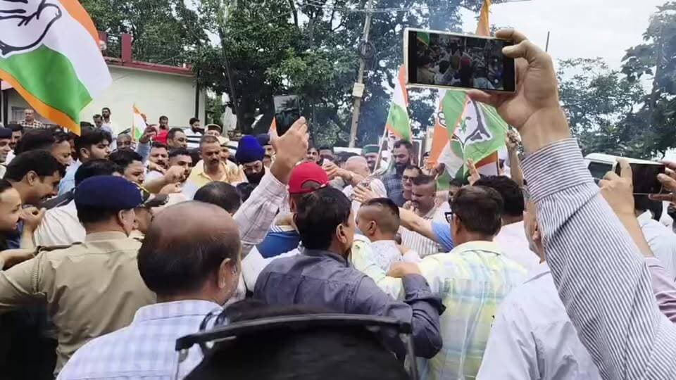 Live:जिला सिरमौर के नाहन में वोट चोरी के खिलाफ कांग्रेस का जोरदार प्रदर्शन, जलाया पुतला..