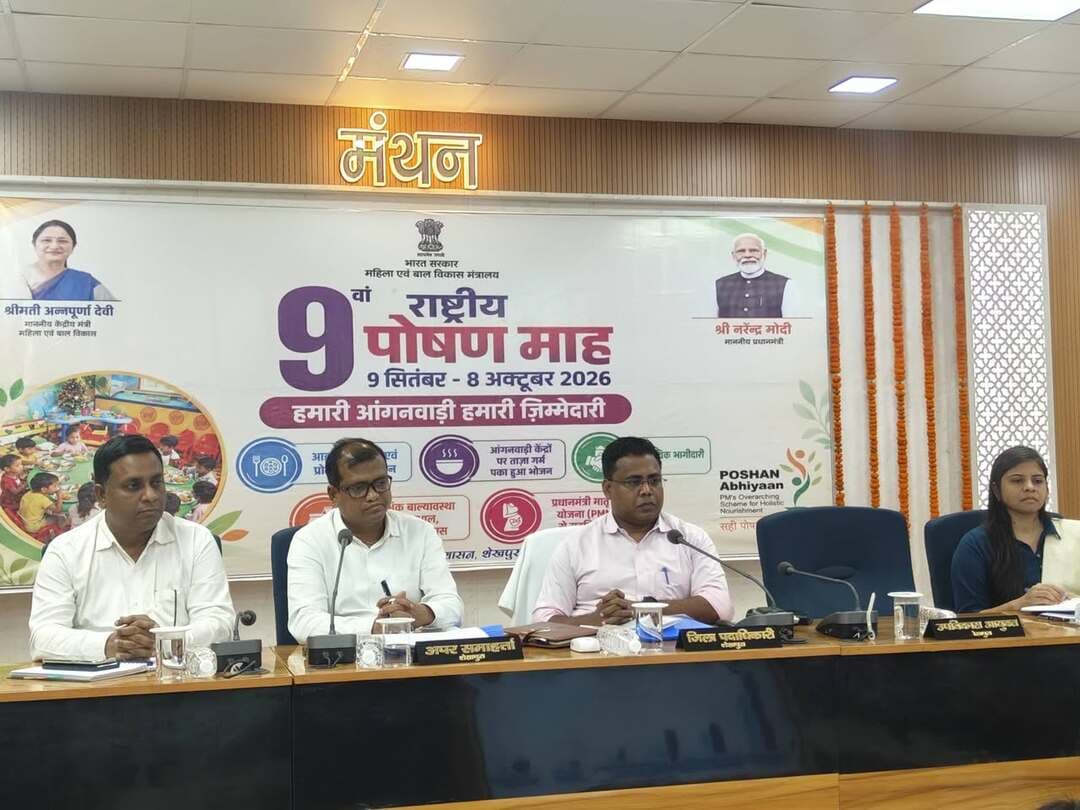 समाहरणालय,शेखपुरा
(जन सम्पर्क शाखा)
प्रेस विज्ञप्ति 603, दिनांक 28.09.2026
*****************************
*शेखपुरा के जिला पदाधिकारी की अध्यक्षता में साप्ताहिक समीक्षा बैठक आयोजित, जनसमस्याओं के त्वरित निष्पादन और विकास योजनाओं को गति देने के कड़े निर्देश*
***************************
आज दिनांक 28 सितंबर 2026 को
समाहरणालय स्थित मंथन सभागार में जिला पदाधिकारी श्री शेखर आनंद की अध्यक्षता में सोमवारीय साप्ताहिक बैठक का आयोजन किया गया। उक्त बैठक में जिले में चल रही विभिन्न विकास एवं कल्याणकारी योजनाओं की प्रगति की गहन समीक्षा की गई तथा पारदर्शी एवं त्वरित कार्यप्रणाली सुनिश्चित करने हेतु संबंधित अधिकारियों को कई आवश्यक दिशा-निर्देश जारी किए गए। बैठक के दौरान जिला पदाधिकारी महोदय ने विभिन्न सरकारी विभागों के अंतर्गत लंबित भवन निर्माण कार्यों की समीक्षा की और सभी अंचलाधिकारियों को स्पष्ट निर्देश दिया कि सरकारी भवनों के निर्माण हेतु चिन्हित भूमि के हस्तांतरण की प्रक्रिया यथाशीघ्र पूर्ण करें, ताकि निर्माण कार्य में कोई अनावश्यक देरी न हो। उन्होंने पोर्टल पर प्राप्त शिकायतों व आवेदनों का निष्पादन प्राथमिकता के आधार पर करने का निर्देश दिया गया। सभी प्रखंडों से लंबित उपयोगिता प्रमाण पत्र की रिपोर्ट अविलंब जिला पंचायत राज पदाधिकारी को उपलब्धकराने का निर्देश दिया। पीएम सूर्य घर मुफ़्त बिजली योजना' का लाभ आम नागरिकों तक पहुँचाने के लिए संबंधित पदाधिकारियों एवं कर्मियों को त्वरित कार्रवाई करने का निर्देश दिया गया।
जिला पदाधिकारी महोदय ने स्पष्ट किया कि राज्य सरकार द्वारा संचालित सभी कल्याणकारी योजनाओं से जिले के शत-प्रतिशत महादलित टोलों को जोड़ा जाए। उनके द्वारा भ्रष्टाचार पर शून्य सहनशीलता योजनाओं का लाभ दिलाने के नाम पर यदि किसी विकास मित्र द्वारा अनावश्यक राशि (रिश्वत) की माँग की जाती है, तो पुष्टि होने पर उनके विरुद्ध विधि-सम्मत अनुशासनिक एवं कानूनी कार्रवाई की जाएगी।
कार्यपालक अभियंता, PHED को निर्देश दिया गया कि वे गव्य पंचायत एवं महसार पंचायत के सभी वार्डों में पेयजल की अद्यतन स्थिति से संबंधित रिपोर्ट जल्द से जल्द सौंपें
शेखोंपुरसराय प्रखंड अंतर्गत बेलाव पंचायत के जहांगीरपुर में स्थित आंगनवाड़ी केंद्र संख्या 24 को अतिक्रमणकारियों से तत्काल मुक्त कराने के लिए संबंधित अधिकारियों को सख्त हिदायत दी गई।
जिले के सभी नीलामपत्र पदाधिकारियों को निर्देश दिया गया कि वे सप्ताह में अनिवार्य रूप से दो दिन कोर्ट लगाएं। साथ ही, BW/DW जारी करने की प्रक्रिया तेज करने एवं पुराने मुकदमों का गुणवत्तापूर्ण व त्वरित निष्पादन सुनिश्चित करने का आदेश दिया। सरकार की योजनाओं के प्रभावी कार्यान्वयन को दर्शाने के लिए सभी संबंधित विभागों को कम से कम दो-दो टेस्टिमोनियल और सफलता की कहानियाँ तैयार कर सूचना एवं जन संपर्क पदाधिकारी को उपलब्ध कराने को कहा गया।
जिला पदाधिकारी महोदय श्री शेखर आनंद ने अंत में दोहराया कि राज्य सरकार द्वारा संचालित सभी जनकल्याणकारी योजनाओं का लाभ अंतिम पंक्ति के योग्य लाभार्थी तक पहुँचना चाहिए।
इस बैठक में अपर समाहर्ता, अपर समाहर्ता (जांच), अपर समाहर्ता-सह-जिला लोक शिकायत निवारण पदाधिकारी, जिला परिवहन पदाधिकारी, अनुमंडल पदाधिकारी, अनुमंडल लोक शिकायत निवारण पदाधिकारी, भूमि सुधार उप समाहर्ता , वरीय उपसमाहर्ता-सह-जिला गोपनीय प्रभारी पदाधिकारी, जिला कृषि पदाधिकारी समेत जिले एवं प्रखंड स्तरीय पदाधिकारी आदि उपस्थित थें।
Information & Public Relations Department, Government of Bihar
#samratchoudhary
CMO Bihar
#CMSamrat