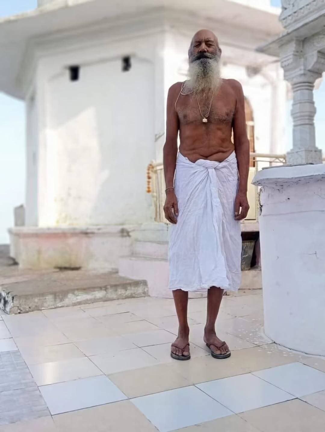 लोहार्गल धाम के बरखंडी बाबा मंदिर से संत सूरजदास जी महाराज लापता, पुलिस ने दर्ज किया मामला
चिराना
लोहार्गल धाम स्थित बरखंडी बाबा मंदिर से संत सूरजदास जी महाराज के लापता होने का मामला सामने आया है। संत के शिष्य शंकर दयाल गुर्जर ने गोठड़ा थाने में गुमशुदगी की रिपोर्ट दर्ज करवाकर संत की तलाश की मांग की है।
रिपोर्ट के अनुसार, 26 सितंबर 2026 की शाम से सूरजदास जी महाराज मंदिर से लापता हैं। 27 सितंबर की सुबह मंदिर पहुंचे यात्रियों ने शिष्य शंकर दयाल को फोन कर बताया कि मंदिर में महाराज जी मौजूद नहीं हैं। इसके बाद उनकी तलाश शुरू की गई।
पुलिस रिपोर्ट में बताया गया है कि सूरजदास जी महाराज के पिता का नाम भुराराम, जाति जाट, उम्र करीब 80 वर्ष, निवासी सिगोद कला, थाना गोविंदगढ़, जिला जयपुर बताया गया है। वे बरखंडी बाबा मंदिर में करीब 32 वर्षों से पूजा-पाठ कर रहे थे।
पुलिस ने रिपोर्ट के आधार पर मामला धारा 140(3) बीएनएस के तहत दर्ज कर जांच सहायक उप निरीक्षक ज्ञान सिंह को सौंपी है। पुलिस द्वारा संत की तलाश की जा रही है।
संत सूरजदास जी महाराज के संबंध में किसी भी व्यक्ति को जानकारी मिले तो दिए गए मोबाइल नंबर 8764112256 अथवा शिष्य शंकर दयाल के मोबाइल नंबर 7375011539, 9928507160 पर सूचना देने की अपील की गई है।
<nis:link nis:type=tag nis:id=sikarsandesh nis:value=SikarSandesh nis:enabled=true nis:link/> <nis:link nis:type=tag nis:id=sikar nis:value=Sikar nis:enabled=true nis:link/> <nis:link nis:type=tag nis:id=rajasthannews nis:value=RajasthanNews nis:enabled=true nis:link/> <nis:link nis:type=tag nis:id=jhunjhunu nis:value=Jhunjhunu nis:enabled=true nis:link/>