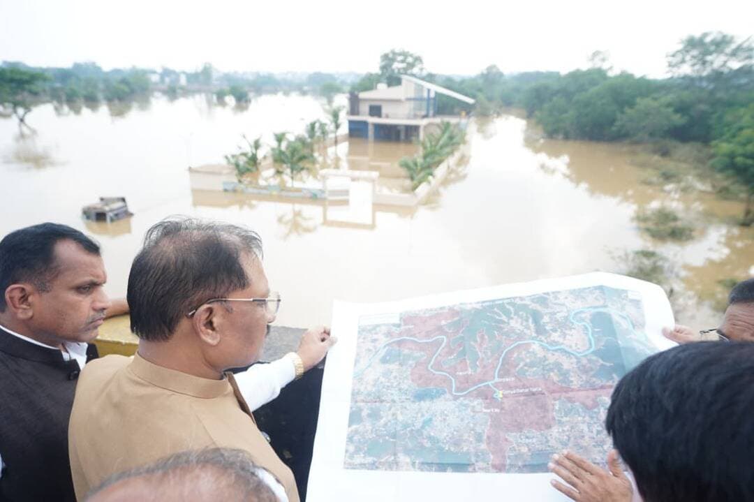 इंद्रावती का बढ़ा जलस्तर, मौके पर पहुंचे मुख्यमंत्री।
जगदलपुर में मुख्यमंत्री श्री विष्णु देव साय ने नए पुल पर खड़े होकर इंद्रावती नदी के बाढ़ हालात का प्रत्यक्ष जायजा लिया।
जलमग्न इलाकों और सुरक्षा व्यवस्था का निरीक्षण किया गया। अधिकारियों ने जलस्तर, बहाव और बाढ़ के फैलाव की जानकारी दी।
मुख्यमंत्री ने प्रभावितों तक राहत सामग्री, बचाव कार्य और स्वास्थ्य सुविधाएं तत्काल पहुंचाने के निर्देश दिए। साथ ही जलस्तर की लगातार निगरानी रखने को कहा।