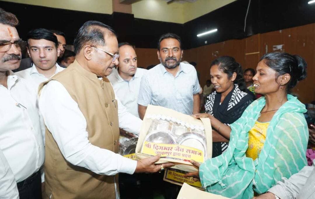 संकट की घड़ी में राहत और सहयोग का सिलसिला जारी है।
मुख्यमंत्री श्री विष्णु देव साय ने जगदलपुर के पंडित श्यामा प्रसाद मुखर्जी सभागार स्थित बाढ़ राहत शिविर का निरीक्षण किया और प्रभावित परिवारों से मुलाकात की।
शिविर में रह रहे 795 प्रभावितों के लिए भोजन, शुद्ध पेयजल, स्वास्थ्य जांच और दवाओं की व्यवस्थाओं की समीक्षा की गई।
पूरी तरह क्षतिग्रस्त मकानों वाले 10 बाढ़ पीड़ितों को 13 लाख रुपये की तात्कालिक सहायता राशि के चेक भी प्रदान किए गए।
साथ ही, सामाजिक संस्थाओं और नागरिकों की ओर से राहत सामग्री एवं आर्थिक सहयोग भी जारी है।