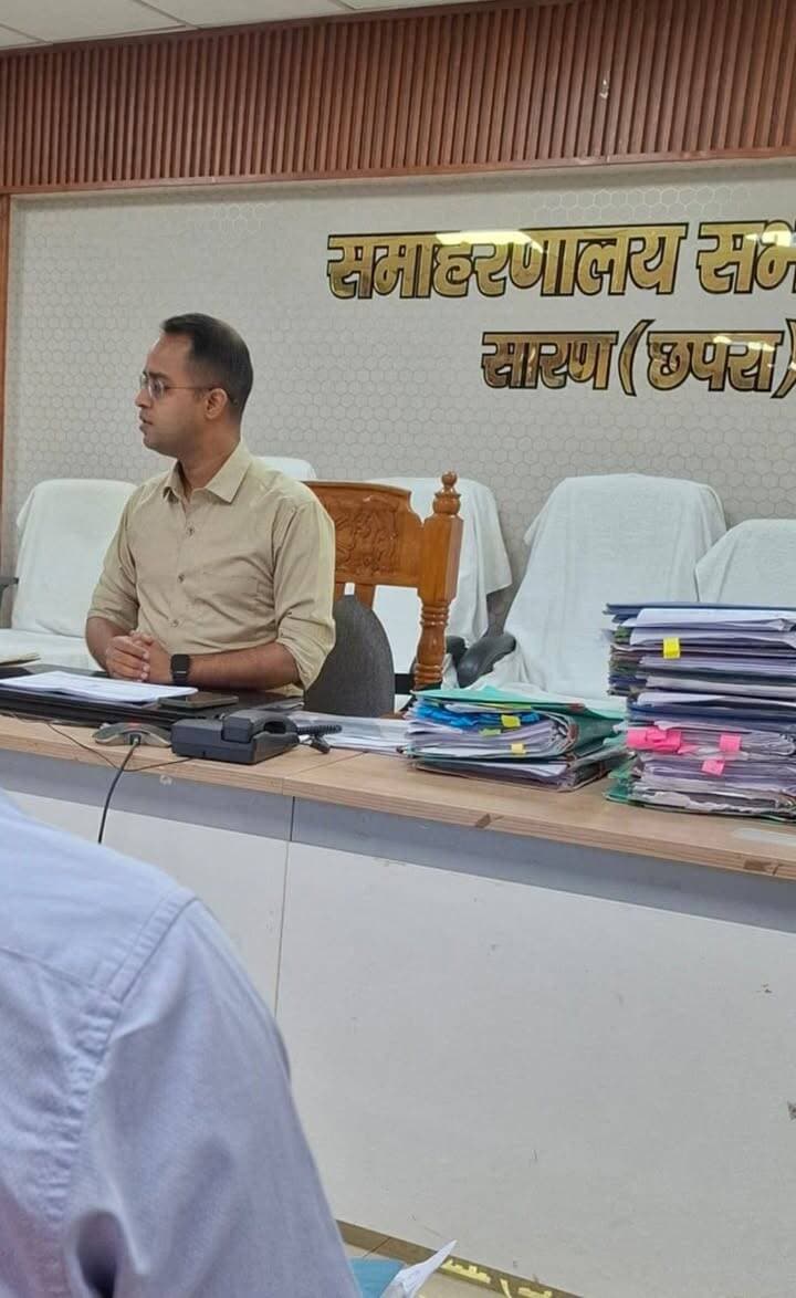 पेपरलेस रजिस्ट्रेशन को बढ़ावा देने के लिए व्यापक प्रचार-प्रसार का निर्देश
स्कोर की बैठक में सभी अवर निबंधन पदाधिकारियों को डीएम ने दिए निर्देश
छपरा 28 सितंबर 2026
जिला पदाधिकारी, सारण श्री वैभव श्रीवास्तव की अध्यक्षता में सोमवार को स्कोर की बैठक आयोजित की गई। बैठक में जिले के सभी अवर निबंधन पदाधिकारियों के साथ निबंधन से संबंधित कार्यों एवं पेपरलेस रजिस्ट्रेशन की प्रगति की समीक्षा की गई।
बैठक में जिला पदाधिकारी ने निर्देश दिया कि पेपरलेस रजिस्ट्रेशन के संबंध में आम लोगों को अधिक से अधिक जानकारी दी जाए तथा उन्हें इसकी प्रक्रिया एवं लाभ के बारे में समझाया जाए। उन्होंने कहा कि पेपरलेस रजिस्ट्रेशन से लोगों को कम कागजात एवं कम समय में रजिस्ट्री की सुविधा मिल रही है। अतः इसका व्यापक प्रचार-प्रसार कर लोगों को जागरूक किया जाए।
उन्होंने पेपरलेस रजिस्ट्रेशन लागू होने से पूर्व की स्थिति तथा वर्तमान में हो रहे रजिस्ट्रेशन की तुलनात्मक समीक्षा करते हुए सभी निबंधन कार्यालयों को पेपरलेस रजिस्ट्रेशन की संख्या में वृद्धि सुनिश्चित करने का निर्देश दिया। इसके लिए प्रत्येक कार्यालय स्तर पर प्रभावी जनजागरूकता एवं प्रचार-प्रसार करने को कहा गया।
पूर्व निर्देशों के अनुपालन की समीक्षा
बैठक में पूर्व में दिए गए निर्देशों के अनुपालन प्रतिवेदन की भी समीक्षा की गई। निबंधन कर्मियों के प्रशिक्षण, हेल्प डेस्क सहित अन्य व्यवस्थाओं के संबंध में की गई कार्रवाई की जानकारी ली गई। सभी संबंधित पदाधिकारियों को निर्देशों के अनुपालन का प्रतिवेदन समर्पित करने का निर्देश दिया गया।
निबंधन कार्यालयों को प्रोफेशनल लुक देने की पहल
जिला पदाधिकारी ने जिले के सभी निबंधन कार्यालयों को बेहतर एवं व्यवस्थित स्वरूप प्रदान करने के लिए आवश्यक कार्यों का प्राक्कलन तैयार करने का निर्देश भवन निर्माण विभाग को दिया। कार्यालयों में आने वाले लोगों को बेहतर एवं सुविधाजनक वातावरण उपलब्ध कराने पर विशेष जोर दिया गया।
भ्रामक सूचना एवं अफवाह फैलाने वालों पर होगी कार्रवाई
जिला पदाधिकारी ने स्पष्ट निर्देश दिया कि पेपरलेस रजिस्ट्रेशन अथवा निबंधन प्रक्रिया के संबंध में गलत सूचना अथवा अफवाह फैलाकर आम लोगों को भ्रमित करने वालों के विरुद्ध सख्त कानूनी कार्रवाई की जाए। ऐसे मामलों में प्राथमिकी दर्ज करने में किसी प्रकार की शिथिलता नहीं बरतने का निर्देश दिया गया।
उन्होंने कहा कि गलत एवं भ्रामक सूचना के कारण आम लोगों को नुकसान होने के साथ-साथ सरकार को राजस्व की क्षति की स्थिति उत्पन्न हो सकती है। इसलिए ऐसी गतिविधियों पर प्रभावी रोक लगाते हुए लोगों तक निबंधन प्रक्रिया से संबंधित सही एवं प्रमाणिक जानकारी पहुंचाना सुनिश्चित किया जाए।