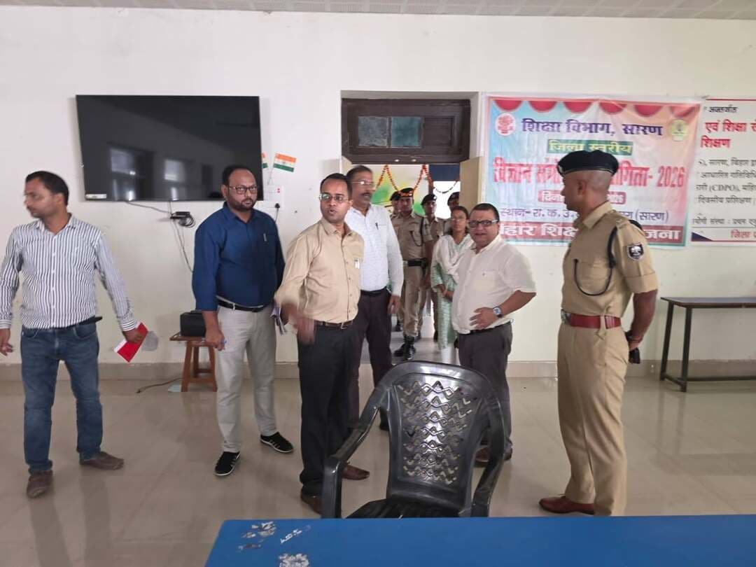 विप चुनाव: आयुक्त सह निर्वाची पदाधिकारी ने बज्रगृह सह मतगणना केंद्र का किया निरीक्षण
जिलाधिकारी, एसएसपी और अन्य अधिकारी भी रहे उपस्थित
छपरा 28 सितंबर 2026
सारण शिक्षक क्षेत्र के निर्वाचन पदाधिकारी सह प्रमंडलीय आयुक्त मनीष कुमार ने सोमवार को राजकीय कन्या उच्च विद्यालय में प्रस्तावित बज्रगृह, मतगणना केंद्र और अन्य व्यवस्थाओं का निरीक्षण किया. इस दौरान उन्होंने कार्यालय का निरीक्षण करते हुए उसमें ऑब्जर्वर कक्ष, आरओ कक्ष और मुख्य रिजल्ट संधारण के लिए कंप्यूटर कक्ष को चिन्हित किया. मतपेटिकाओं को भण्डारित करने के लिए स्ट्रॉन्ग रूम की मापी कराते हुए कुल बूथ के अनुसार आने वाले मतपेटिकाओं के अनुकूल जगह का आंकलन कर निर्वाचन आयोग के एसओपी के अनुसार स्ट्रॉन्ग रूम निर्माण का निदेश दिया. उन्होंने सुरक्षा की दृष्टि से सुरक्षा बल की प्रतिनियुक्ति, उचित मात्रा में सीसीटीवी कैमरे के प्रतिस्थापन का निदेश दिया. उन्होंने कहा कि स्ट्रॉन्ग रूम में बूथ लेखन और कोष्ठक निर्माण के लिए एडहेसिव टेप और स्टिकर का ईस्तेमाल किया जाए. सीलिंग के लिए ब्रिक्स वर्क ऐसे हो कि तोड़ फोड़ की कम से कम जरूरत पड़े, ताकि भवन को नुकसान न हो. उन्होंने कहा कि यह मॉडल स्कूल है इसलिए मतगणना के बाद इसे पहले से बेहतर हालत में छोड़ा जाएगा. आरओ श्री कुमार ने मतगणना के लिए विद्यालय के हॉल को पर्याप्त बताते हुए निदेश दिया कि अधिकारी मतगणना कर्मी और मतगणना अभिकर्ता के लिए पृथक प्रवेश की व्यवस्था की जाए. भवन, वाशरूम, पानी आदि की जो कमियां हैं उसे इस प्रकार पूरा करें कि बाद में विद्यालय के काम आए. कमिश्नर ने रिसीविंग काउन्टर बनाने का स्थल निरीक्षण करते हुए कहा कि प्रति जिला के अनुसार अलग अलग काउन्टर बनाए जाएं. साथ ही माइक्रो ऑब्जर्वर और हेल्प डेस्क का काउन्टर अलग रखा जाए. कैंपस में मैदान के समतल करने और आवश्यकता पड़ने पर मिट्टी भराई का कार्य प्रारंभ करने का निदेश दिया. उन्होंने आवश्यकता अनुसार ड्राॅप-गेट, बैरेगेटिंग आदि करने का निदेश देते हुए रिसीविंग और काउंटिंग के दिन के लिए ट्रैफिक प्लान बनाने का आदेश दिया. साथ ही पोलिंग पार्टी के वाहन की पार्किंग की व्यवस्था अलग करने का निदेश दिया. साथ ही निर्वाचन क्षेत्र के पांचों जिला के जिलाधिकारी सह सहायक निर्वाची पदाधिकारी के लिए भी बैठने और कार्य करने के लिए जगह चिन्हित करने को कहा. उन्होंने निर्बाध बिजली की आपूर्ति की व्यवस्था सुनिश्चित करने को कहा. उन्होंने सुरक्षा बल के ठहरने के स्थल, मीडिया सेंटर के लिए चिन्हित स्थल, पे ऐंड यूज फूड जोन, हेल्प डेस्क बनाने के निदेश दिए. कैंपस की नियमित सफाई करने के साथ ही सीसीटीवी के मानीटरिंग स्थल, राजनैतिक दलों के निरीक्षण और ठहरने के स्थल को चिन्हित करते हुए सभी मूलभूत सुविधाएं उपलब्ध कराने का निदेश दिया. उन्होंने स्पॉट डायरेक्शन साइनेज लगाने के साथ ही डूज एंड डांट्स की फ्लैक्सी, रिसीविंग के समय कर्मियों की मदद के लिए काउंटर के समीप चेक लिस्ट का बोर्ड आदि लगाने को कहा. आयुक्त श्री कुमार ने सभी तैयारियों को समय सीमा के अंदर पूर्ण कर लिए जाने की सख्त हिदायत दी. इस अवसर पर जिला पदाधिकारी वैभव श्रीवास्तव, एसएसपी रोशन कुमार, उप मुख्य निर्वाचन पदाधिकारी अनिल कुमार राय, उप निर्वाचन पदाधिकारी जावेद एकबाल, अवर निर्वाचन पदाधिकारी दिलीप कुमार सिंह, भवन प्रमंडल के अधीक्षण अभियंता अरबाज अहमद, जेई जुल्फेकार अली, सहायक भोला खैरवार आदि उपस्थित थे.