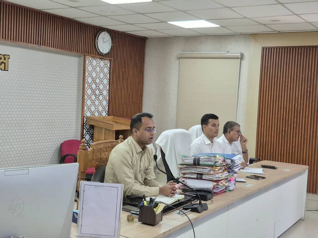 जिला स्तरीय कोऑर्डिनेशन कमिटी की बैठक में लंबित मामलों के त्वरित निष्पादन का निर्देश
छपरा, 28 सितंबर 2026। जिला पदाधिकारी, सारण श्री वैभव श्रीवास्तव की अध्यक्षता में जिला स्तरीय कोऑर्डिनेशन कमिटी की बैठक आयोजित की गई। बैठक में विभिन्न विभागों से संबंधित लंबित मामलों, शिकायतों एवं अनुपालन की स्थिति की विस्तृत समीक्षा की गई तथा संबंधित पदाधिकारियों को आवश्यक निर्देश दिए गए।
बैठक की शुरुआत सीडब्लूजेसी तथा एमजेसी से संबंधित मामलों की समीक्षा से हुई। जिला पदाधिकारी ने सभी मामलों की बिंदुवार समीक्षा करते हुए संबंधित पदाधिकारियों को नियमानुसार त्वरित एवं समुचित कार्रवाई सुनिश्चित करने का निर्देश दिया।
इसके बाद विभिन्न पत्रों एवं प्राप्त निर्देशों के अनुपालन की स्थिति की समीक्षा की गई। जिला पदाधिकारी ने सभी संबंधित पदाधिकारियों को प्राप्त निर्देशों का समयबद्ध अनुपालन सुनिश्चित करने को कहा।
बैठक में सीएम डैशबोर्ड से प्राप्त शिकायतों एवं उनके विरुद्ध की गई कार्रवाई की भी समीक्षा की गई। संबंधित अधिकारियों को शिकायतों का गुणवत्तापूर्ण एवं समयबद्ध निष्पादन सुनिश्चित करने का निर्देश दिया गया।
नकारात्मक समाचारों के संदर्भ में संबंधित पदाधिकारियों द्वारा समय पर रिस्पांस नहीं दिए जाने की स्थिति की भी समीक्षा की गई। जिला पदाधिकारी ने ऐसे मामलों में त्वरित तथ्यात्मक प्रतिवेदन एवं आवश्यक कार्रवाई सुनिश्चित करने का निर्देश दिया।
जनता दरबार में प्राप्त मामलों की समीक्षा करते हुए संबंधित अधिकारियों को सभी मामलों में नियमानुसार कार्रवाई सुनिश्चित करने तथा लंबित मामलों का शीघ्र निष्पादन करने का निर्देश दिया गया।
बायोमैट्रिक अटेंडेंस की समीक्षा के दौरान आदतन अनुपस्थित रहने वाले कर्मियों के विरुद्ध पहले लीव डिडक्ट की कार्रवाई तथा उसके बाद नियमानुसार आवश्यक कार्रवाई सुनिश्चित करने का निर्देश दिया गया।
सभी एसडीओ एवं एसडीपीओ को अपने-अपने क्षेत्र से संबंधित प्रमुख भू-विवादों की रिपोर्ट उपलब्ध कराने का निर्देश दिया गया। जिला पदाधिकारी ने गंभीर एवं संवेदनशील भू-विवादों को चिह्नित करते हुए आवश्यक कार्रवाई सुनिश्चित करने को कहा।
विभिन्न सेवाओं एवं आवेदनों से संबंधित एक्सपायर एप्लीकेशन की समीक्षा करते हुए जिला पदाधिकारी ने स्पष्ट निर्देश दिया कि किसी भी परिस्थिति में आवेदन एक्सपायर नहीं होना चाहिए। संबंधित पदाधिकारी आवेदनों के समयबद्ध निष्पादन की सतत निगरानी सुनिश्चित करें।
बैठक में नीलाम पत्र वादों की स्थिति की भी समीक्षा की गई तथा संबंधित पदाधिकारियों को इनके नियमानुसार एवं समयबद्ध निष्पादन हेतु आवश्यक निर्देश दिए गए।
जिला पदाधिकारी ने सभी संबंधित पदाधिकारियों को लंबित मामलों की नियमित समीक्षा करते हुए प्राथमिकता के आधार पर निष्पादन सुनिश्चित करने का निर्देश दिया, ताकि आमजन को समयबद्ध एवं प्रभावी प्रशासनिक सेवाएं उपलब्ध हो सकें।