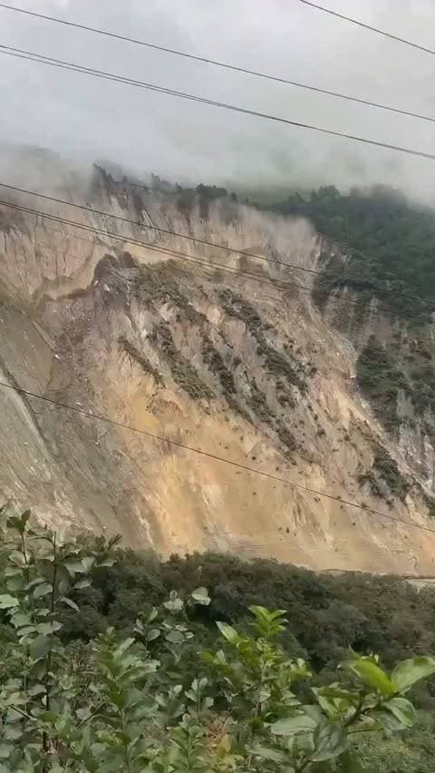नेपाल से सामने आया दिल दहला देने वाला मंजर। काली गंडकी नदी में समाया पूरा पहाड़।
@the.uttarakhand.now
#nepal #nepalfloods #uttarakhandnow #theuttarakhandnow