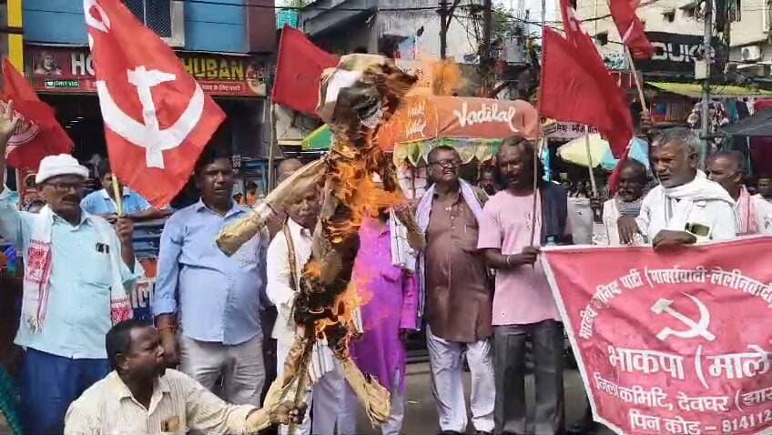 टावर चौक के समीप भाकपा माले के द्वारा मुख्य चुनाव आयोग ज्ञानेश कुमार का किया गया पुतला दहन