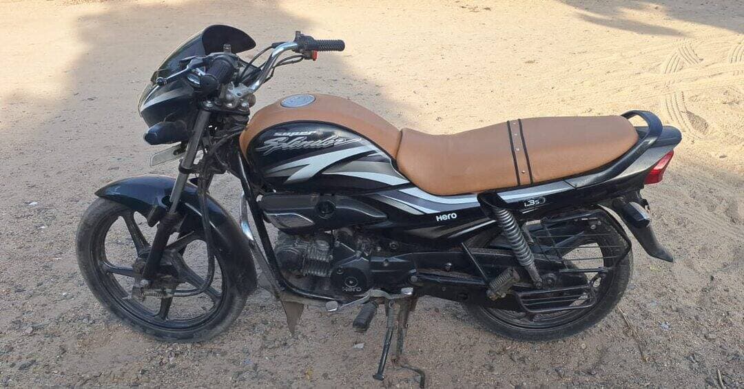 <nis:link nis:type=tag nis:id=बालोतरा: nis:value=बालोतरा: nis:enabled=true nis:link/> थाना बालोतरा द्वारा मोटरसाईकिल चोरी की वारदात का पर्दाफाश।
आरोपी चोर मोहम्मद आरिफ गिरफ्तार।
चोरित मोटरसाइकिल बरामद।
पुलिस अधीक्षक जिला बालोतरा श्री राजेश कुमार काॅवत आईपीएस ने बताया कि जिले में सम्पत्ति संबंधी अपराधों का शीघ्र खुलासा कर शत प्रतिशत बरामदगी करने व अपराधियों के विरूद्ध प्रभावी कानूनी कार्यवाही हेतु चलाए जा रहे विशेष अभियान के तहत जारी दिशा-निर्देशानुसार श्री हरफूलसिंह आरपीएस अतिरिक्त पुलिस अधीक्षक बालोतरा एवं श्री शिवनारायण चौधरी आरपीएस वृताधिकारी बालोतरा के सुपरविजन में श्री हिंगलाजदान निपु. थानाधिकारी बालोतरा के नेतृत्व में पुलिस टीम द्वारा मोटरसाइकिल चोरी के प्रकरण का सफल पर्दाफाश करते हुए आरोपी मोहम्मद आरिफ को गिरफ्तार कर चोरी की गई सुपर स्पलेण्डर मोटरसाइकिल को बरामद करने में सफलता प्राप्त की।
@policerajasthan
<nis:link nis:type=tag nis:id=balotrapolice nis:value=BalotraPolice nis:enabled=true nis:link/> <nis:link nis:type=tag nis:id=theft nis:value=Theft nis:enabled=true nis:link/> <nis:link nis:type=tag nis:id=crimecontrol nis:value=CrimeControl nis:enabled=true nis:link/> <nis:link nis:type=tag nis:id=crimenews nis:value=CrimeNews nis:enabled=true nis:link/>