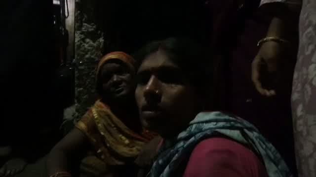 🚨 समस्तीपुर के विभूतिपुर में मुर्गा दुकानदार की गला रेतकर ह"त्या
टेकूना चौक साखमोहन के समीप की घटना, पुलिस जांच में जुटी
समस्तीपुर के विभूतिपुर थाना क्षेत्र में रविवार देर शाम एक मुर्गा दुकानदार की गला रेतकर ह"त्या किए जाने से इलाके में सनसनी फैल गई। घटना टेकूना चौक साखमोहन के समीप की बताई जा रही है।
मृतक की पहचान गांव के ही शंकर दास के 40 वर्षीय पुत्र अशोक दास के रूप में हुई है। बताया जाता है कि अशोक दास दिव्यांग थे और टेकूना चौक पर शाम के समय मुर्गा बेचकर अपने परिवार का भरण-पोषण करते थे। इसके अलावा वह दिन में टोटो चलाने का काम भी करते थे।
घटना की सूचना मिलते ही पुलिस मौके पर पहुंची और मामले की छानबीन शुरू कर दी। हत्या के कारणों और घटना में शामिल लोगों का पता लगाने के लिए पुलिस जांच कर रही है। #samastipur #bihar #viral #trendingreels #trendingnow