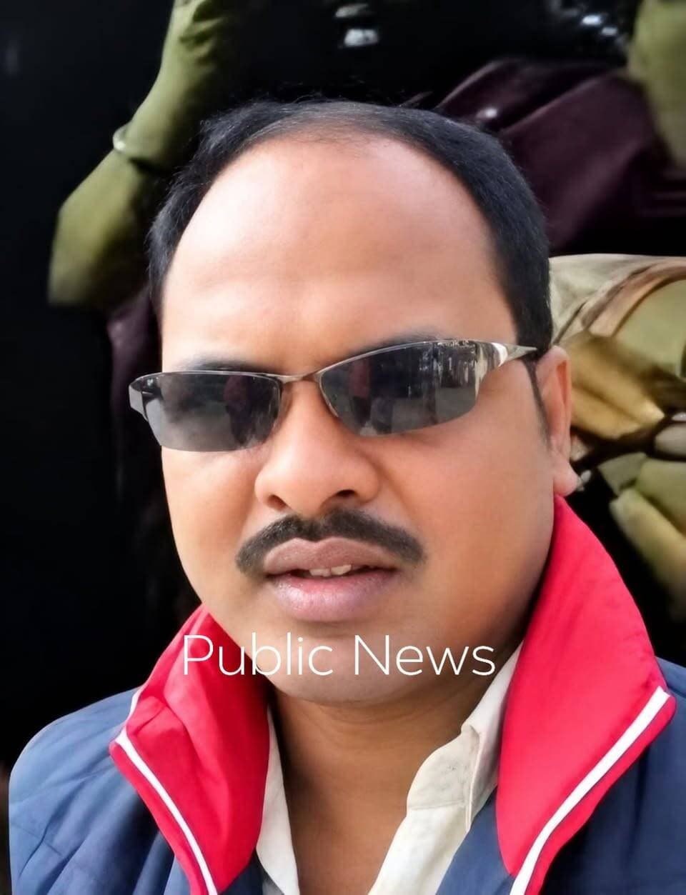 🚨 समस्तीपुर के विभूतिपुर में मुर्गा दुकानदार की ग"ला रेतकर ह"त्या
विभूतिपुर टेकूना चौक साखमोहन के समीप की घटना, पुलिस जांच में जुटी
समस्तीपुर के विभूतिपुर थाना क्षेत्र में रविवार देर शाम एक मुर्गा दुकानदार की गला रेतकर ह"त्या किए जाने से इलाके में सनसनी फैल गई। घटना टेकूना चौक साखमोहन के समीप की बताई जा रही है।
मृतक की पहचान गांव के ही शंकर दास के 40 वर्षीय पुत्र अशोक दास के रूप में हुई है। बताया जाता है कि अशोक दास दिव्यांग थे और टेकूना चौक पर शाम के समय मुर्गा बेचकर अपने परिवार का भरण-पोषण करते थे। इसके अलावा वह दिन में टोटो चलाने का काम भी करते थे।
घटना सूचना मिलते ही पुलिस मौके पर पहुंची और मामले की छानबीन शुरू कर दी। हत्या के कारणों और घटना में शामिल लोगों का पता लगाने के लिए पुलिस जांच कर रही है।