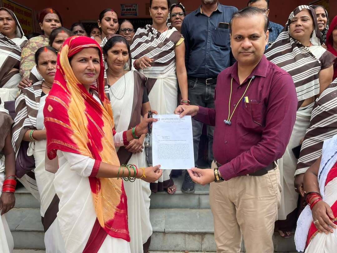खबर यूपी के रायबरेली से है जहां अपनी विभिन्न मांगों को लेकर उत्तर प्रदेश आशा वर्कर्स यूनियन से जुड़ी आशा कार्यकर्ताओं ने सरेनी सीएचसी के अधीक्षक डॉ. शुभम सिंह को ज्ञापन सौंपा।ज्ञापन में 7 फरवरी 2026 को स्वास्थ्य मंत्री और यूनियन पदाधिकारियों के बीच हुए समझौते को लागू कराने की मांग की गई।आशा कार्यकर्ताओं ने मानदेय बढ़ाकर 10 हजार रुपये प्रतिमाह करने,आशा संगिनियों के भुगतान में बढ़ोतरी और वर्षों से लंबित विभिन्न अभियानों की प्रोत्साहन राशि का भुगतान कराने की मांग उठाई।ज्ञापन में आयुष्मान कार्ड,टीबी,पोलियो,फाइलेरिया,
दस्तक और संचारी अभियान समेत अन्य कार्यों की लंबित प्रोत्साहन राशि के भुगतान की मांग की गई है।साथ ही कैशलेस चिकित्सा सुविधा के अलावा 5 लाख रुपये अतिरिक्त स्वास्थ्य बीमा और दुर्घटना बीमा की राशि 10 लाख रुपये करने की मांग रखी गई।आशा कार्यकर्ताओं ने चार माह का मातृत्व अवकाश,यात्रा भत्ता अथवा भ्रमण के लिए दोपहिया वाहन,तथा आंदोलन के दौरान दर्ज मुकदमों को वापस लेने की मांग भी की है।यूनियन ने भारतीय श्रम सम्मेलन की सिफारिशों को लागू करने की वैधानिक प्रक्रिया शुरू करने की भी मांग की।आशा कार्यकर्ताओं ने चेतावनी दी कि मांगों का समाधान नहीं होने पर 23 अक्टूबर 2026 को लखनऊ में महापड़ाव किया जाएगा।ज्ञापन के माध्यम से शासन से सभी मांगों का शीघ्र समाधान कराने की मांग की गई है।