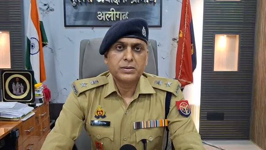 #अलीगढ़ के छर्रा थाना क्षेत्र में 22 सितंबर की रात करीब 10:30 बजे एक्सीडेंट में घायल हुए पल्लेदार राजू को लेकर सोमवार को मंडी के पास ग्रामीण और परिजन जुट गए। पुलिस के अनुसार, सूचना मिलने पर PRV तत्काल मौके पर पहुंची थी और घायल राजू को उपचार के लिए अस्पताल भिजवाया गया था। 28 सितंबर को अस्पताल से परिजन एंबुलेंस से राजू को मंडी के पास सड़क पर लेकर पहुंचे। उनके साथ गांव के लोग और अन्य परिजन भी मौजूद थे। सूचना मिलने पर पुलिस मौके पर पहुंची और सभी को वहां से हटाया। घायल के परिजन की तहरीर पर पुलिस ने अभियोग दर्ज कर लिया है। मामले में विधिक कार्रवाई की जा रही है।