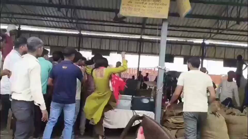 #अलीगढ छर्रा अनाज मंडी में मजदूर से मारपीट और पैर काटने के आरोप पर बवाल, ग्रामीणों ने गेट बंद कर किया प्रदर्शन, पुलिस से धक्का-मुक्की के बाद भारी फोर्स तैनात,अलीगढ़ के छर्रा थाना क्षेत्र की अनाज मंडी में मजदूर से मारपीट और पैर काटने के आरोप को लेकर सोमवार को जमकर हंगामा हुआ। मजदूर के परिजन और ग्रामीण बड़ी संख्या में मंडी पहुंचे और आढ़तिया के खिलाफ कार्रवाई की मांग की। आरोप है कि आढ़तिया और एक अन्य व्यक्ति ने मजदूर से मारपीट की। आक्रोशित लोगों ने मंडी गेट बंद कर दिया। इस दौरान आढ़तिया के मुनीम से भी मारपीट की गई, जिसका वीडियो सामने आने की बात कही जा रही है। सूचना पर पहुंची पुलिस से प्रदर्शनकारियों की धक्का-मुक्की हुई। करीब दो घंटे तक हंगामा चला। एसपी देहात मनीष कुमार मिश्र ने मौके पर पहुंचकर स्थिति संभाली। पुलिस मामले की जांच कर रही है।
#Aligarh #Chharra #AligarhNews #UPPolice #BreakingNews
