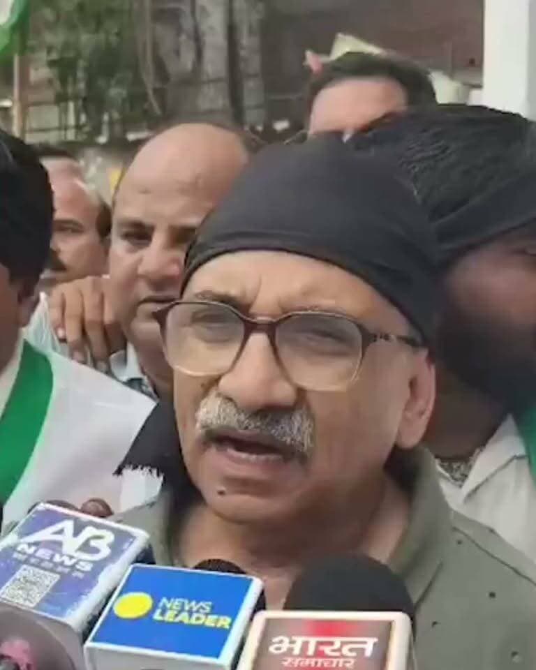 #अलीगढ़ में पूर्व MLA विवेक बंसल के नेतृत्व में कांग्रेस का जोरदार प्रदर्शन, काली पट्टी बांध कलेक्ट्रेट पहुंचे कार्यकर्ता, चुनाव आयोग और भाजपा के खिलाफ नारेबाजी, आयोग से इस्तीफे की मांग, भारी पुलिस बल तैनात
#Aligarh #Congress #VivekBansal #Protest #ElectionCommission