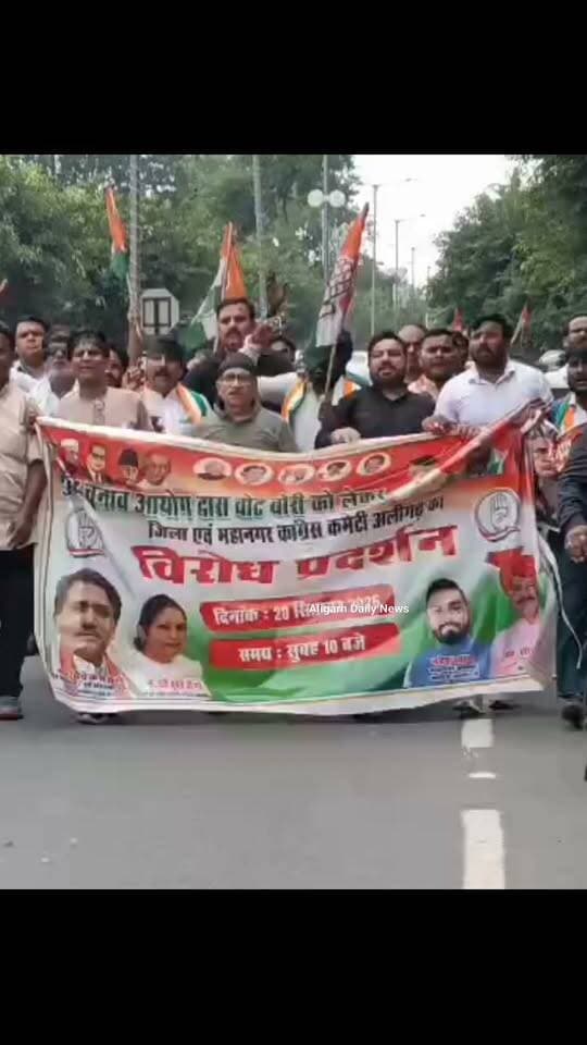 #अलीगढ़ में कांग्रेस का जोरदार प्रदर्शन, काली पट्टी बांध जिला मुख्यालय पहुंचे कार्यकर्ता, चुनाव आयोग और भाजपा के खिलाफ जमकर नारेबाजी, आयोग से इस्तीफे की मांग,अलीगढ़ में कांग्रेस कार्यकर्ताओं ने सोमवार को जिला मुख्यालय के बाहर जोरदार प्रदर्शन किया। कार्यकर्ता काली पट्टी बांधकर कलेक्ट्रेट पहुंचे और चुनाव आयोग व भाजपा के खिलाफ जमकर नारेबाजी की। प्रदर्शन के दौरान कांग्रेसियों ने चुनाव आयोग से इस्तीफे की मांग उठाई। कार्यकर्ताओं ने विभिन्न नारों के जरिए अपना विरोध दर्ज कराया। प्रदर्शन को देखते हुए जिला मुख्यालय के बाहर सुरक्षा व्यवस्था बढ़ाते हुए भारी पुलिस बल तैनात किया गया। काफी देर तक चले प्रदर्शन के दौरान कांग्रेस कार्यकर्ताओं ने अपनी मांगों को लेकर आवाज बुलंद की। यह प्रदर्शन थाना सिविल लाइन क्षेत्र स्थित जिला मुख्यालय कलेक्ट्रेट के बाहर किया गया।
#Aligarh #Congress #Protest #ElectionCommission #BJP