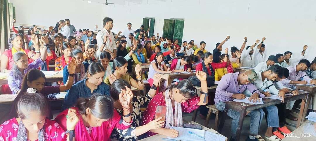 मनीष यदुवंशी के साथ कथित मारपीट के विरोध में विद्यार्थियों ने बांधी काली पट्टी
काली पट्टी बांधकर विद्यार्थियों ने जताया विरोध
लखीसराय। कबैया थाना प्रभारी रणधीर कुमार द्वारा अभाविप के विभाग संयोजक एवं छात्र नेता मनीष यदुवंशी के साथ कथित मारपीट की घटना के विरोध में सोमवार को आर. लाल कॉलेज, लखीसराय के विद्यार्थियों ने काली पट्टी बांधकर शांतिपूर्ण प्रदर्शन किया। विद्यार्थियों ने परीक्षा के दौरान हाथों पर काली पट्टी बांधकर घटना के प्रति अपना विरोध दर्ज कराया।विद्यार्थियों का कहना था कि छात्र नेता के साथ हुई कथित मारपीट की घटना की निष्पक्ष जांच होनी चाहिए। उन्होंने मामले में दोषी पाए जाने वाले लोगों के खिलाफ उचित कार्रवाई की मांग की। विद्यार्थियों ने कहा कि काली पट्टी बांधकर शांतिपूर्ण तरीके से विरोध दर्ज कराकर उन्होंने अपनी मांग प्रशासन तक पहुंचाने का प्रयास किया है।प्रदर्शन के दौरान विद्यार्थियों ने कहा कि छात्रों के साथ किसी भी प्रकार के कथित दुर्व्यवहार के मामले में निष्पक्ष जांच जरूरी है। उन्होंने पूरे मामले की निष्पक्ष जांच और उचित कार्रवाई होने तक शांतिपूर्ण तरीके से विरोध जारी रखने की बात कही।