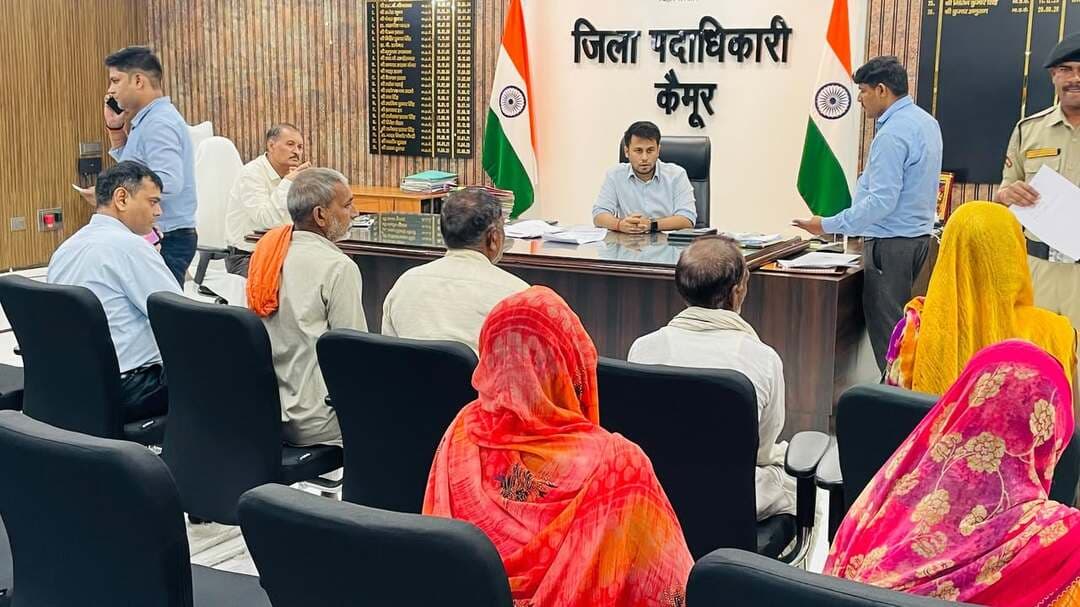 कैमूर में जनता दरबार में 62 शिकायतें, डीएम ने त्वरित निष्पादन का दिया निर्देश
आम नागरिकों की समस्याओं के त्वरित निष्पादन के उद्देश्य से सोमवार को जिले के सभी स्तरों पर जन-संवाद कार्यक्रम आयोजित हुए। समाहरणालय स्थित जिला पदाधिकारी के जनता दरबार में विभिन्न विभागों से संबंधित कुल 62 आवेदन प्राप्त हुए।
डीएम ने सभी मामलों को गंभीरता से लेते हुए संबंधित विभागों को निर्धारित समय सीमा के भीतर गुणवत्तापूर्ण निष्पादन का निर्देश दिया। आवास योजना से जुड़े आवेदनों पर पात्रता जांच कर पात्रों को अविलंब लाभ देने और अपात्र होने पर स्पष्ट कारण बताने को कहा।
ऑनलाइन पोर्टल के अनुसार जिला मुख्यालय स्तर पर 18 अधिकारियों ने 46 नागरिकों से संवाद किया, जबकि 11 प्रखंडों में 16 अधिकारियों की मौजूदगी में 40 नागरिकों ने शिकायतें दर्ज कराईं। पंचायत स्तर पर 9 अधिकारियों ने 94 नागरिकों की समस्याएं सुनीं।
जिला नोडल पदाधिकारी ने बताया कि इस अभियान का उद्देश्य सरकारी तंत्र को जनता के द्वार तक पहुंचाना और समस्याओं का स्थानीय स्तर पर त्वरित समाधान सुनिश्चित करना है।