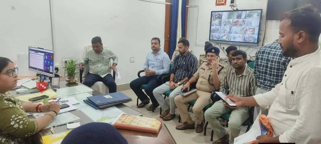 मोहनिया में भूमि विवाद समाधान दिवस, 24 में से 12 मामलों का निष्पादन
मोहनिया अनुमंडल कार्यालय परिसर में सोमवार को एसडीएम रत्ना प्रियदर्शी की अध्यक्षता में अनुमंडल स्तरीय भूमि विवाद समाधान बैठक आयोजित हुई। बैठक में कुल 24 मामले आए, जिनमें दोनों पक्षों की दलीलों और राजस्व कागजातों की जांच के बाद 12 मामलों का मौके पर ही निष्पादन कर दिया गया।
एसडीएम ने शेष 12 लंबित मामलों के त्वरित निष्पादन के लिए संबंधित अधिकारियों को आवश्यक निर्देश दिए। उन्होंने कहा कि ग्रामीण क्षेत्रों में शांति व्यवस्था बनाए रखने के लिए भूमि विवादों का प्राथमिकता के आधार पर समाधान जरूरी है। मौके पर एसडीपीओ मोहनिया, डीसीएलआर मोहनिया, सभी सीओ और थानाध्यक्ष मौजूद रहे।