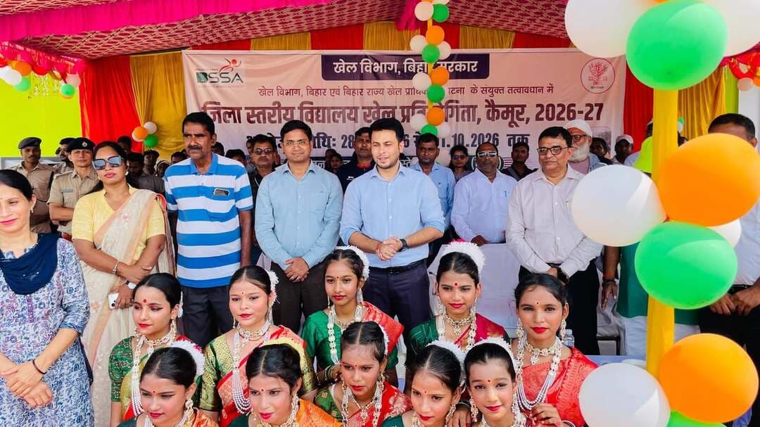 कैमूर में जिला स्तरीय विद्यालय खेलकूद प्रतियोगिता का शुभारंभ, 265 स्कूलों के 4,400 खिलाड़ी ले रहे भाग
कैमूर में जिला स्तरीय विद्यालय खेलकूद प्रतियोगिता 2026 का शुभारंभ सोमवार को हुआ। खेल विभाग, बिहार सरकार एवं बिहार राज्य खेल प्राधिकरण के तत्वावधान में आयोजित चार दिवसीय प्रतियोगिता 28 सितंबर से 1 अक्टूबर तक चलेगी।
प्रतियोगिता का मुख्य उद्घाटन जगजीवन स्टेडियम भभुआ में जिला पदाधिकारी कुमार अनुराग ने किया। इस दौरान डीएवी स्कूल के विद्यार्थियों ने सांस्कृतिक कार्यक्रम और जैतपुर कला के विद्यार्थियों ने ड्रम के साथ मार्च-पास्ट की प्रस्तुति दी।
डीएम ने खिलाड़ियों का उत्साहवर्धन करते हुए कहा कि खेल शारीरिक एवं मानसिक विकास के साथ अनुशासन, टीम भावना और आत्मविश्वास बढ़ाता है। विद्यालय स्तर की ऐसी प्रतियोगिताओं से प्रतिभाओं को मंच मिलता है।
इस वर्ष अंडर-14, अंडर-17 और अंडर-19 वर्ग के बालक-बालिका 21 खेल विधाओं में भाग ले रहे हैं। फुटबॉल में सबसे अधिक 61 टीमों ने हिस्सा लिया है। जिले के 265 सरकारी व निजी विद्यालयों के करीब 4,400 खिलाड़ी भाग ले रहे हैं।
प्रथम दिन एथलेटिक्स, खो-खो, कबड्डी, फुटबॉल, वॉलीबॉल, बैडमिंटन और ताइक्वांडो का आयोजन हुआ। एथलेटिक्स जगजीवन स्टेडियम में, अंडर-19 फुटबॉल अखलासपुर में और अन्य खेल भभुआ के निर्धारित स्थलों पर हुए।
प्रतियोगिता से चयनित खिलाड़ी प्रमंडल स्तरीय प्रतियोगिता में कैमूर का प्रतिनिधित्व करेंगे। उद्घाटन के बाद डीएम ने स्टेडियम स्थित जिम का निरीक्षण कर उसे और आधुनिक बनाने की बात कही।
मौके पर एसडीएम अमित कुमार, जिला खेल पदाधिकारी ओमप्रकाश, डीएवी निदेशक दिनेश सिंह समेत अन्य पदाधिकारी मौजूद रहे।