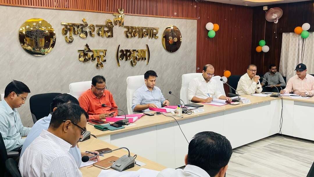 कैमूर डीएम की अध्यक्षता में समन्वय समिति की बैठक, योजनाओं की प्रगति की हुई समीक्षा
समाहरणालय स्थित मां मुंडेश्वरी सभागार में आज जिला पदाधिकारी की अध्यक्षता में जिला स्तरीय सामान्य समन्वय समिति की बैठक आयोजित हुई। बैठक में जिले में चल रही विभिन्न विकासात्मक एवं कल्याणकारी योजनाओं की बिंदुवार समीक्षा कर संबंधित पदाधिकारियों को आवश्यक निर्देश दिए गए।
सामाजिक सुरक्षा पेंशन योजना की समीक्षा में जिले में 5,117 लाभुकों का जीवन प्रमाणीकरण लंबित मिलने पर डीएम ने इसे प्राथमिकता के आधार पर शीघ्र पूरा कराने का निर्देश दिया। उन्होंने कहा कि वृद्ध, असहाय एवं दिव्यांग लाभुकों को सीएससी केंद्र या प्रखंड मुख्यालय आने में कठिनाई होने पर विकास मित्र, पंचायत सचिव एवं आंगनबाड़ी सेविकाओं के माध्यम से घर-घर जाकर प्रमाणीकरण सुनिश्चित किया जाए। प्रमाणीकरण के अभाव में किसी पात्र की पेंशन बाधित नहीं होनी चाहिए।
विवाह मंडप योजना की समीक्षा के दौरान डीएम ने चिन्हित स्थलों पर सर्वसुविधायुक्त विवाह मंडप निर्माण के लिए नियमानुसार विस्तृत प्रस्ताव तैयार कर शीघ्र विभाग को भेजने का निर्देश दिया।
सहयोग शिविर के औचक निरीक्षण में वार्डवार बंद पाए गए नल-जल की समीक्षा करते हुए पीएचईडी विभाग को दो दिनों के भीतर सभी बंद नल-जल को दुरुस्त कर पेयजल आपूर्ति सुचारू करने का निर्देश दिया गया।
बैठक में कला एवं संस्कृति विभाग द्वारा आगामी युवा महोत्सव की तैयारियों की भी समीक्षा की गई। डीएम ने सभी विभागों के बीच बेहतर समन्वय बनाए रखने पर जोर देते हुए सभी पदाधिकारियों को अपने दायित्वों का निर्वहन निष्ठा, संवेदनशीलता एवं पारदर्शिता के साथ समय सीमा के भीतर करने का निर्देश दिया।
बैठक में उप विकास आयुक्त, अपर समाहर्ता, अनुमंडल पदाधिकारी समेत सभी प्रखंड विकास पदाधिकारी, अंचलाधिकारी व जिला स्तरीय पदाधिकारी मौजूद रहे।