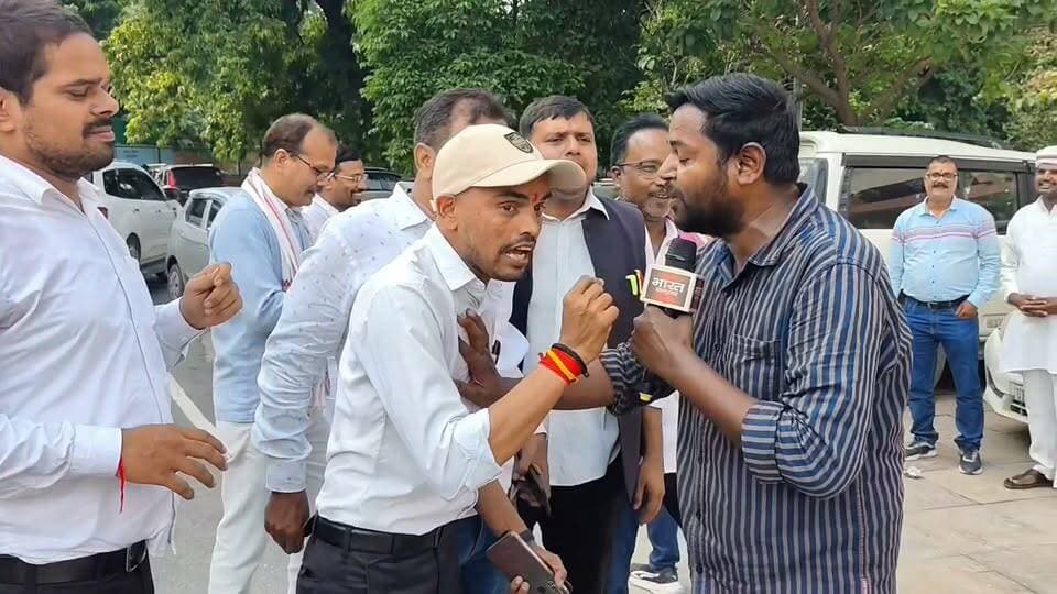 "ये लोग दबंग हैं माफियागिरी कर रहे हैं.."
उत्तरी विधानसभा में कामकाज को लेकर आपस में भिड़े सपा-भाजपा कार्यकर्ता....!