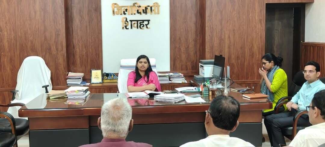 आगामी तिरहुत शिक्षक एवं स्नातक निर्वाचन क्षेत्र के चुनाव को शांतिपूर्ण, पारदर्शी और निष्पक्ष रूप से संपन्न कराने के लिए आज डीएम (सहायक निर्वाची पदाधिकारी), शिवहर ने सभी मान्यता प्राप्त राजनीतिक दलों के प्रतिनिधियों के साथ एक महत्वपूर्ण बैठक की। 🤝
🔹 बैठक के मुख्य बिंदु:
✅ चुनाव आयोग (ECI) के दिशा-निर्देशों और आदर्श आचार संहिता (MCC) का पूरी तरह से पालन करने की अपील की गई।
✅ चुनाव प्रक्रिया में निष्पक्षता सुनिश्चित करने पर जोर दिया गया।
✅ किसी भी भ्रामक सूचना, शिकायत या नियम उल्लंघन की जानकारी तुरंत जिला प्रशासन को देने का अनुरोध किया गया।
✅ सभी चुनाव अधिकारियों को पूरी सतर्कता और समन्वय के साथ कार्य करने के सख्त निर्देश दिए गए।
जिला प्रशासन एक भयमुक्त, स्वच्छ और शांतिपूर्ण चुनाव संपन्न कराने के लिए पूरी तरह से प्रतिबद्ध है। 🗳️✨
#Sheohar #TirhutElections #SheoharDM #ElectionCommission #BiharElections #FairElections #Democracy #MCC #PRDBihar