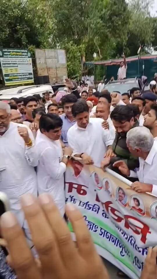 वोट चोर गद्दी छोड़ को लेकर कांग्रेस का जिला मुख्यालय पर प्रदर्शन