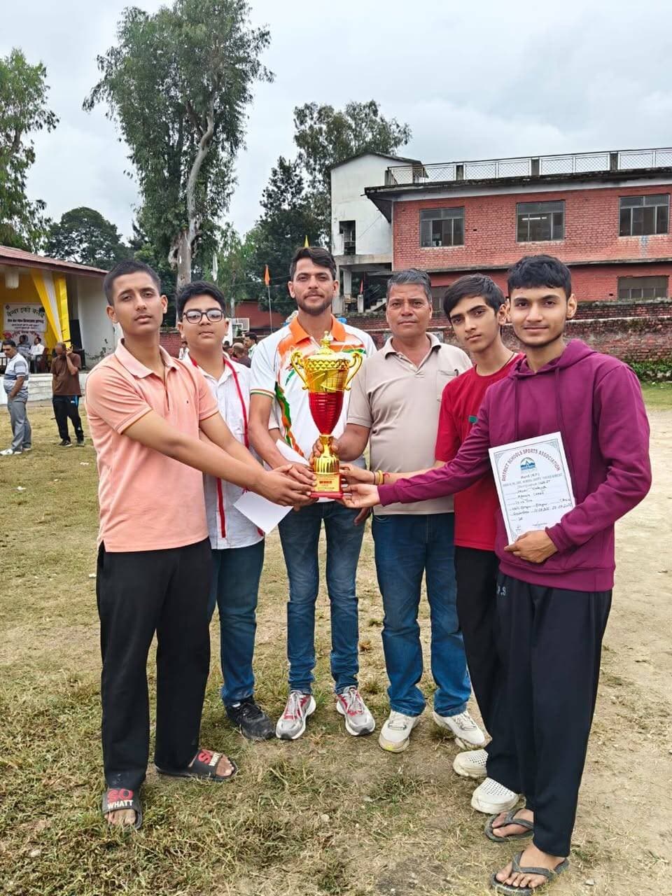 जिला स्तरीय U-19 शतरंज प्रतियोगिता में दयानंद भारतीय पब्लिक स्कूल का परचम, लगातार दूसरे वर्ष प्रथम स्थान
जोगिंदर नगर (सुनील कुमार)।
जिला मंडी की अंडर-19 जिला स्तरीय खेलकूद प्रतियोगिता में दयानंद भारतीय पब्लिक स्कूल, जोगिंदर नगर के विद्यार्थियों ने शतरंज प्रतियोगिता में शानदार प्रदर्शन करते हुए प्रथम स्थान हासिल किया। प्रतियोगिता का आयोजन 25 से 28 सितंबर तक राजकीय वरिष्ठ माध्यमिक विद्यालय हटगढ़ में किया गया।
विद्यालय की टीम ने प्रतियोगिता के दौरान बेहतरीन खेल कौशल और रणनीतिक क्षमता का प्रदर्शन करते हुए विजेता का खिताब अपने नाम किया। खास बात यह है कि विद्यालय ने लगातार दूसरे वर्ष जिला स्तरीय U-19 शतरंज प्रतियोगिता में प्रथम स्थान हासिल किया है।
इस उपलब्धि के साथ विद्यालय के दो प्रतिभावान विद्यार्थियों का चयन राज्य स्तरीय प्रतियोगिता के लिए भी हुआ है। कक्षा 12वीं के साहिल ठाकुर और कक्षा 10वीं के चैतन्य गोस्वामी अब राज्य स्तर पर जिला मंडी का प्रतिनिधित्व करेंगे।
विद्यालय प्रबंधन के अनुसार, पिछले वर्ष विद्यालय के छात्र सूर्यांश ठाकुर ने राष्ट्रीय स्तर की प्रतियोगिता तक पहुंचकर विद्यालय का नाम रोशन किया था। इस वर्ष भी विद्यार्थियों ने शानदार प्रदर्शन करते हुए उस उपलब्धि की परंपरा को आगे बढ़ाया है।
इस सफलता पर विद्यालय के प्रधानाचार्य एवं प्रबंधन समिति ने विजेता विद्यार्थियों को बधाई दी तथा राज्य स्तरीय प्रतियोगिता के लिए चयनित दोनों छात्रों को शुभकामनाएं दीं। विद्यालय प्रबंधन ने इस उपलब्धि का श्रेय विद्यार्थियों की कड़ी मेहनत और उनके मेंटर्स श्री विशाल शर्मा एवं श्री तोडर जी के कुशल मार्गदर्शन को दिया।
विद्यालय परिवार ने उम्मीद जताई कि दोनों विद्यार्थी राज्य स्तरीय प्रतियोगिता में भी उत्कृष्ट प्रदर्शन कर जिला मंडी और विद्यालय का नाम रोशन करेंगे।